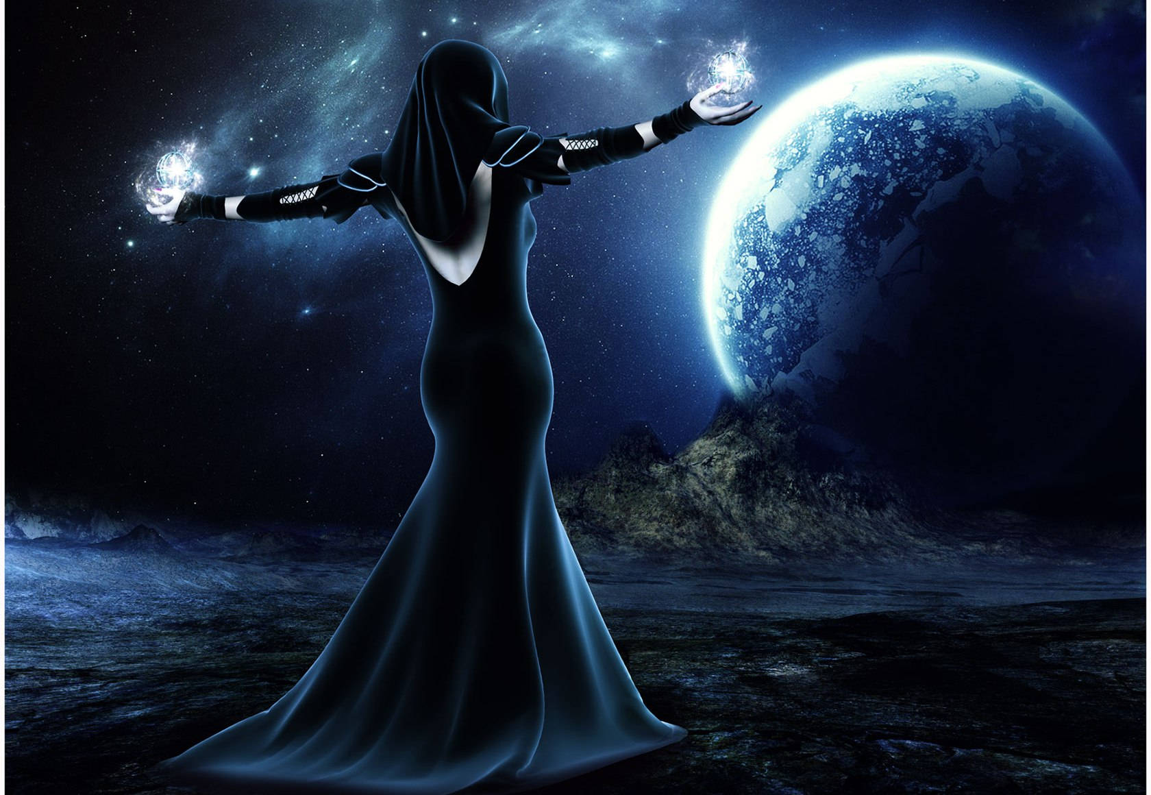 Witchy 桌布 壁紙 — 一個披著斗篷的身影站在宇宙景觀上，手持發光球體，背後有行星和星空。
