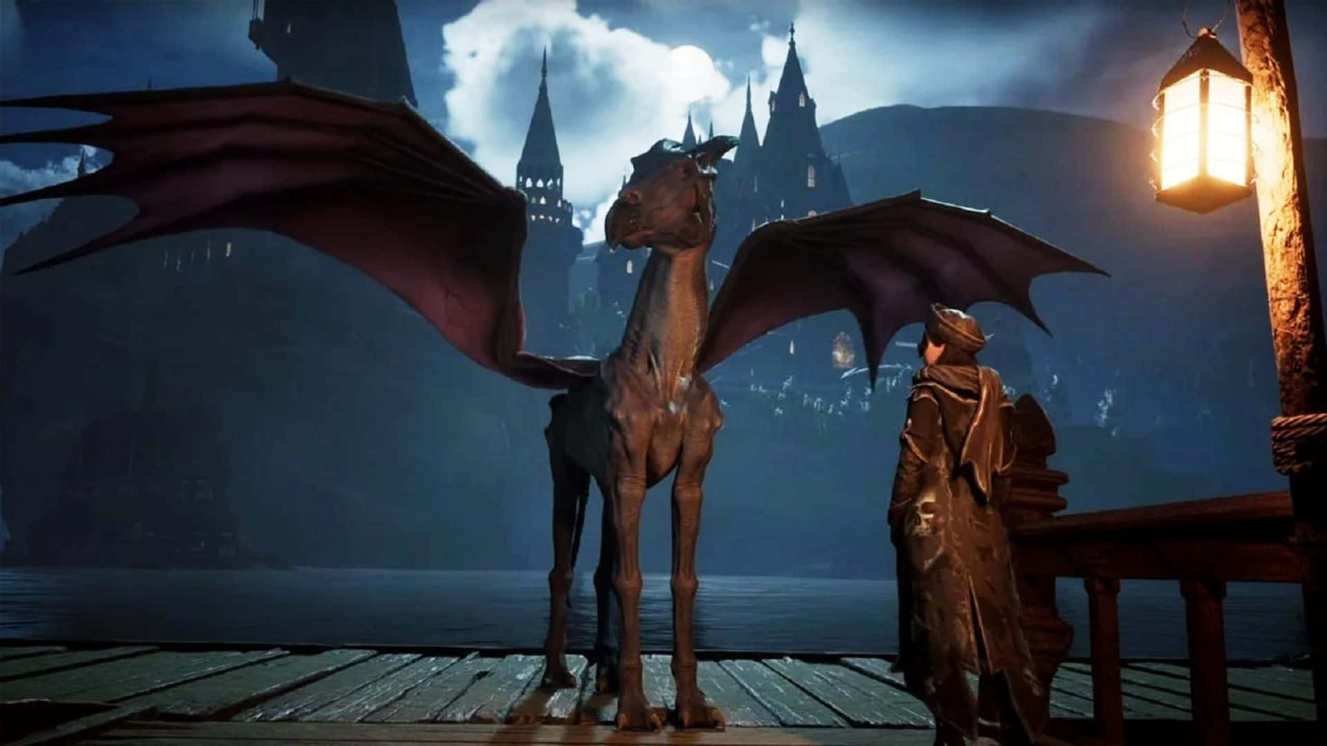 Thestral 桌布 壁紙 — 一個披著斗篷的身影站在木製碼頭上，旁邊有一隻帶翼的龍，下方是發光的燈籠，哥德式城堡在迷霧的夜晚中隱現。