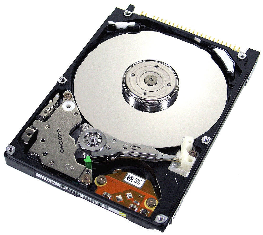 Hard Drive 桌布 壁紙 — 一個拆解的內置硬碟，在純白背景下露出閃亮的碟片和複雜的機械臂。