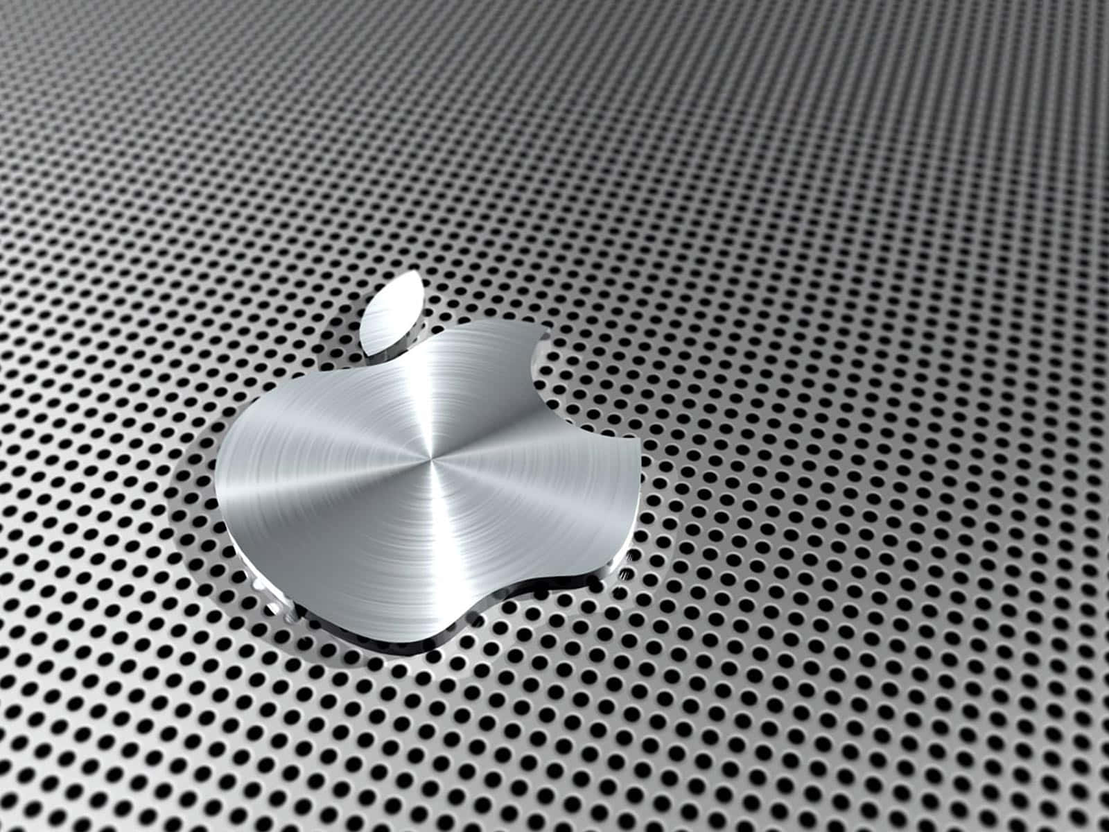Aluminium 桌布 壁紙 — 一個拉絲金屬 Apple 標誌放置在帶有精確徑向高光的穿孔銀色表面上。