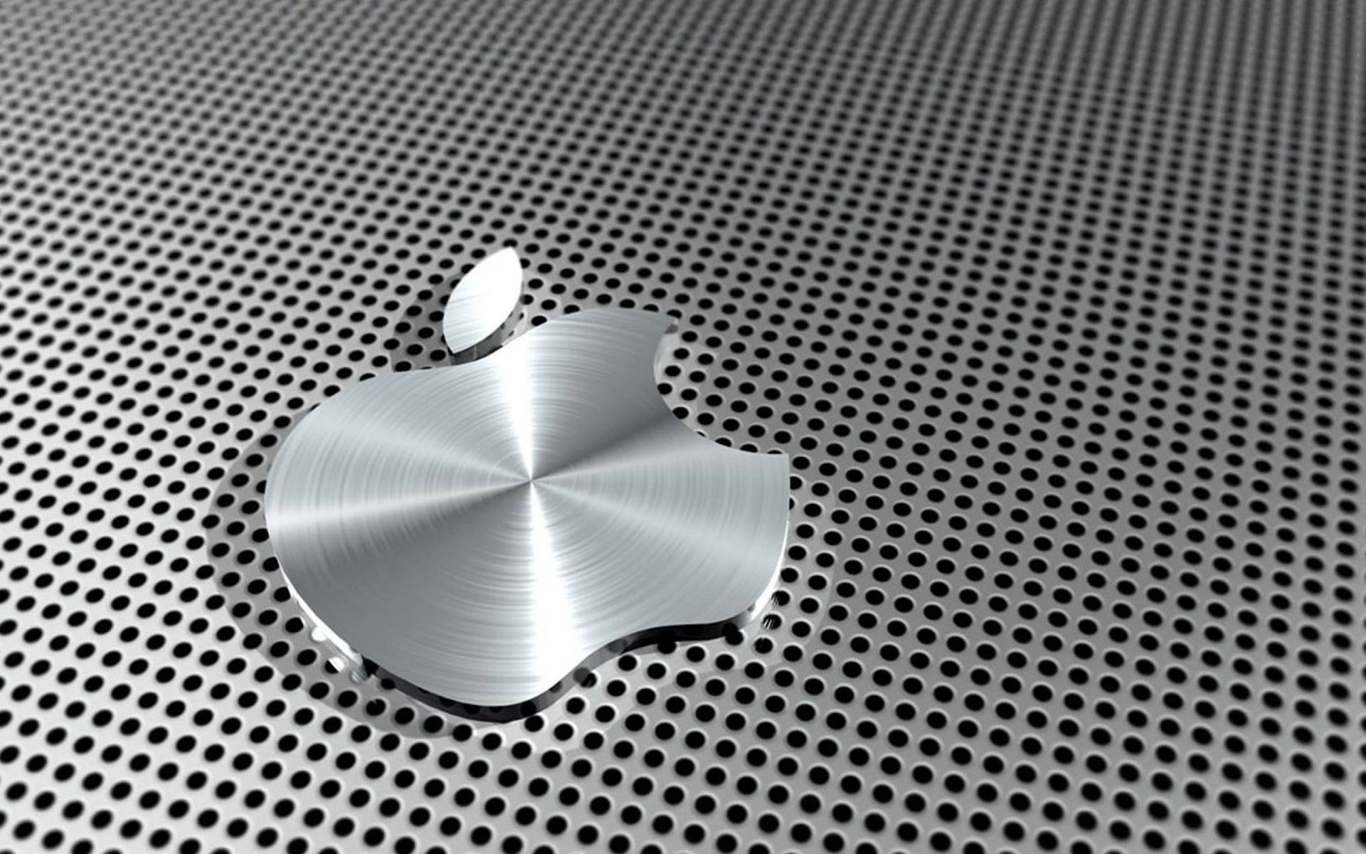高清 桌布 壁紙 — 一個拉絲金屬 Apple 標誌放置在穿孔金屬表面上，帶有精確的照明和反射。