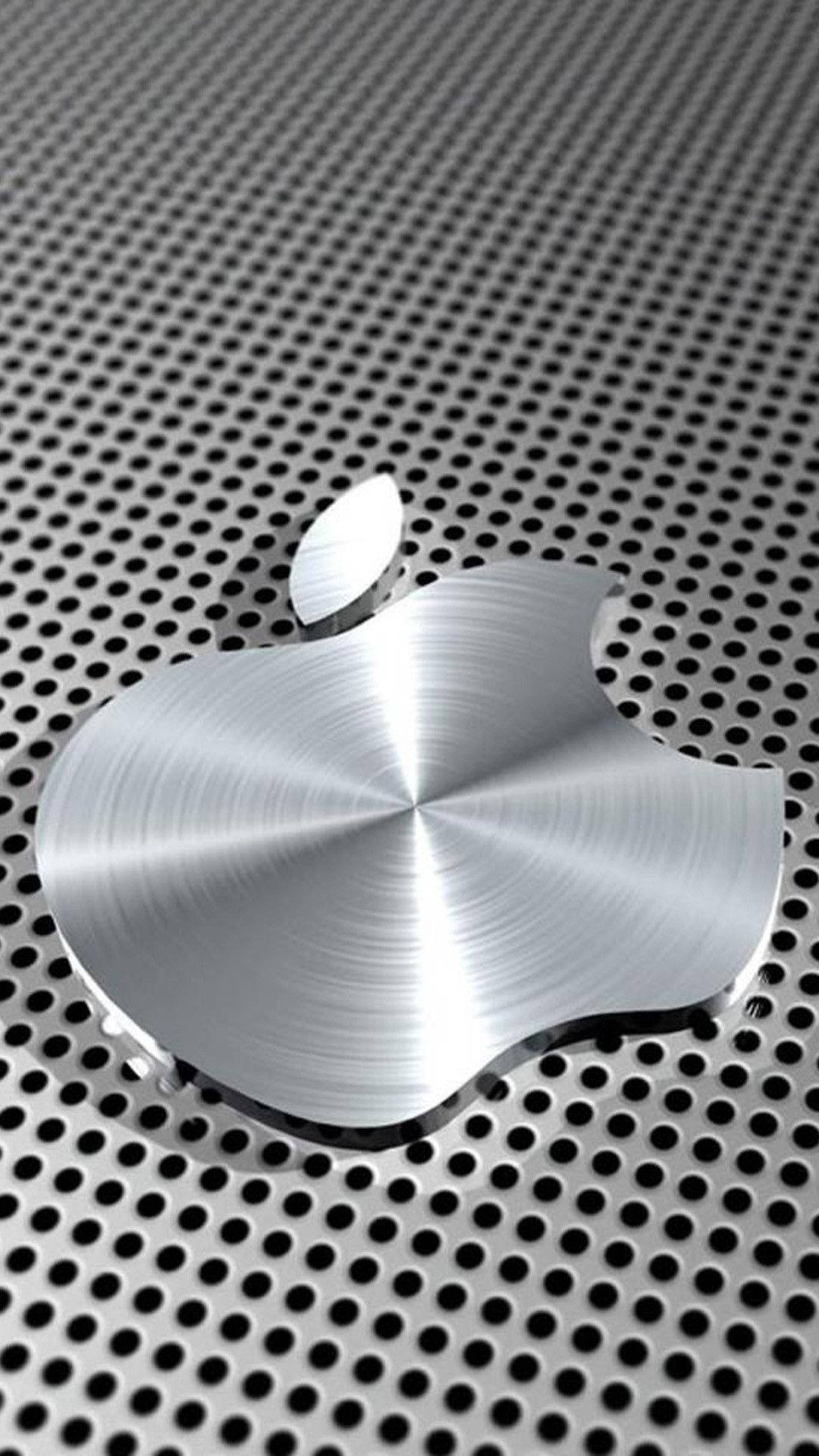 3D iPhone 壁紙 桌布 壁紙 — 一個拉絲金屬 Apple 標誌放置在帶有放射狀光反射的金屬穿孔表面上。