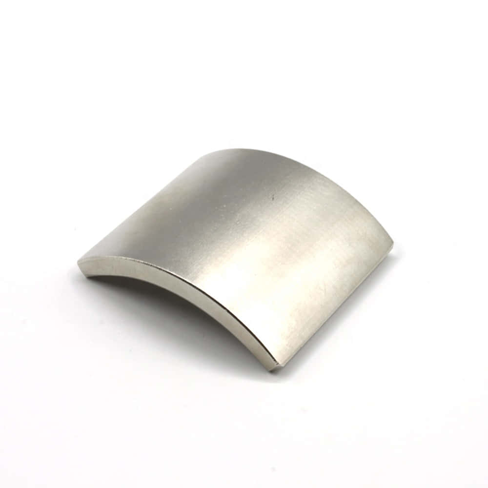 Material 桌布 壁紙 — 一個拉絲金屬拱門放在純白色表面上，投射出柔和的陰影。