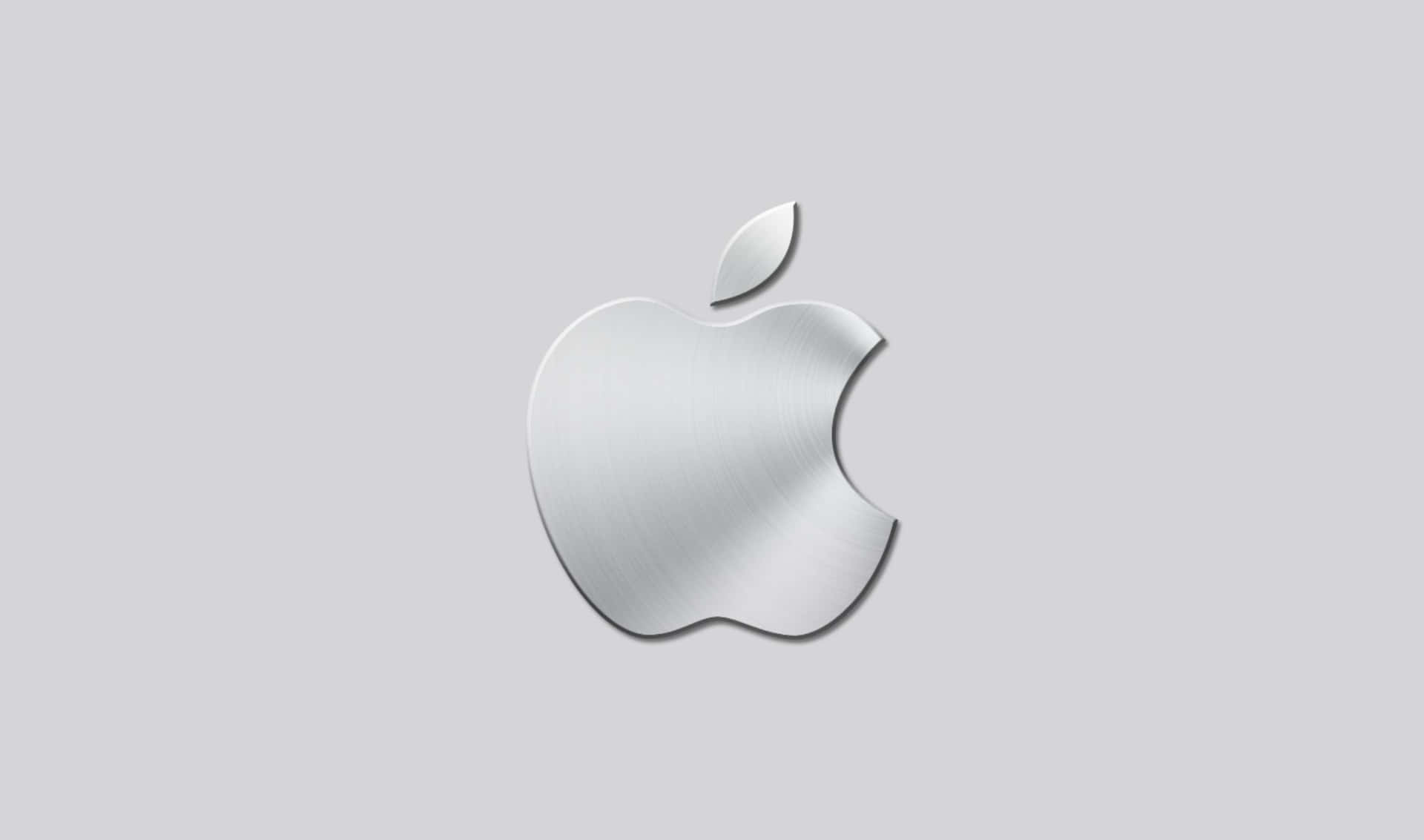 2440x1440 Apple 桌布 壁紙 — 一個拉絲金屬蘋果標誌，居中放置在帶有柔和陰影的純淺灰色背景上。