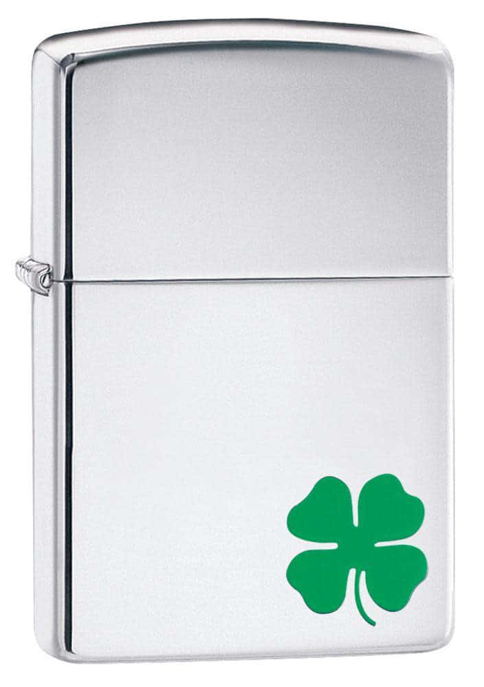 Four Leaf Clover 桌布 壁紙 — 一個拉絲銀色Zippo打火機，右下角有一個充滿活力的綠色四葉草標誌。