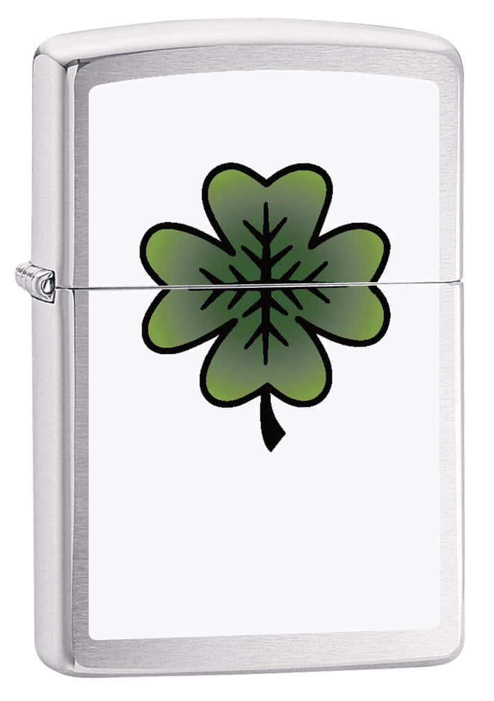 Four Leaf Clover 桌布 壁紙 — 一個拉絲銀色Zippo打火機，在白色背景上有一個帶黑色輪廓的大膽綠色四葉草。