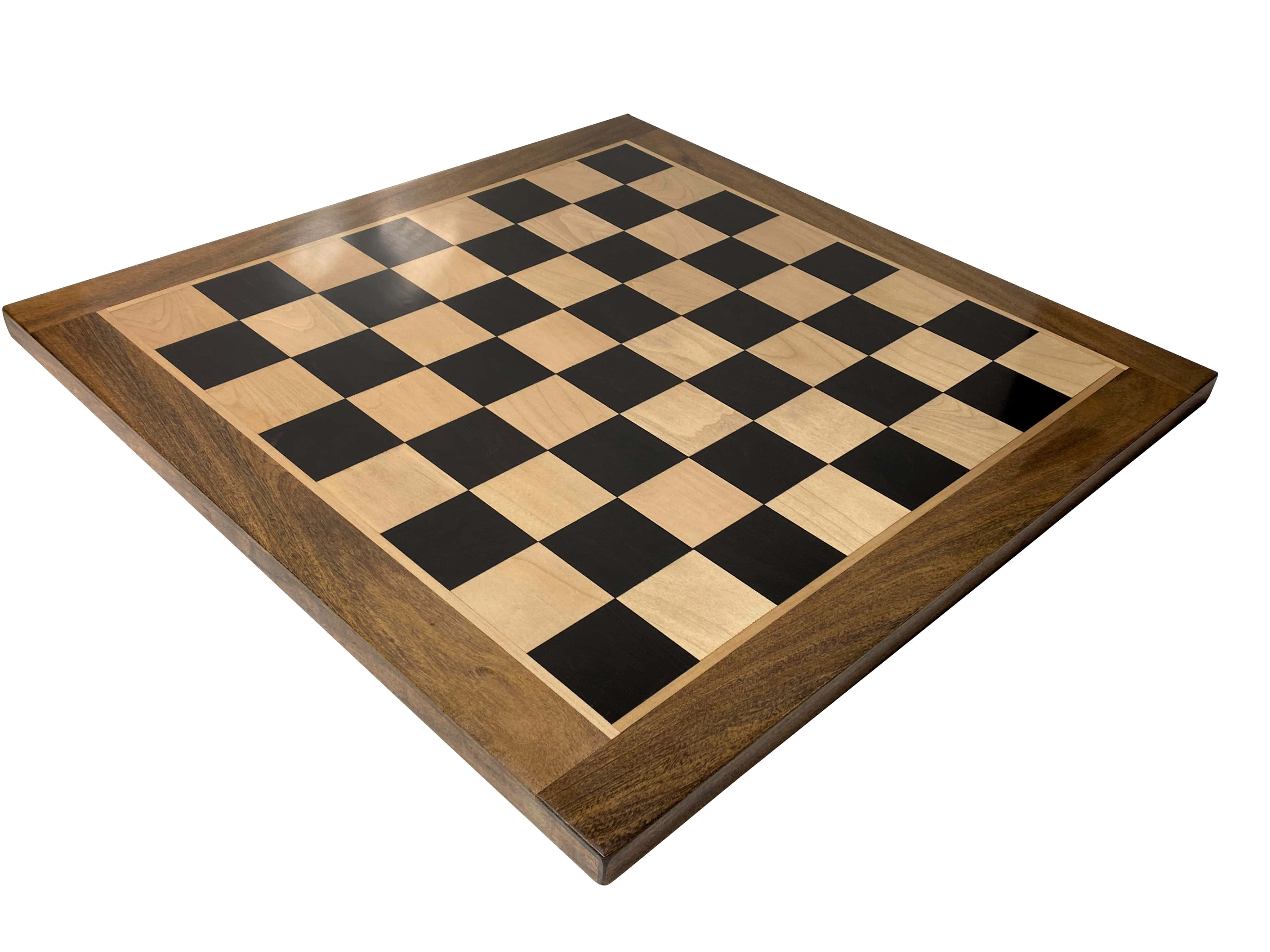 Chessboard 桌布 壁紙 — 一個拋光木製棋盤，淺色和深色方格交替排列，置於純白背景上。