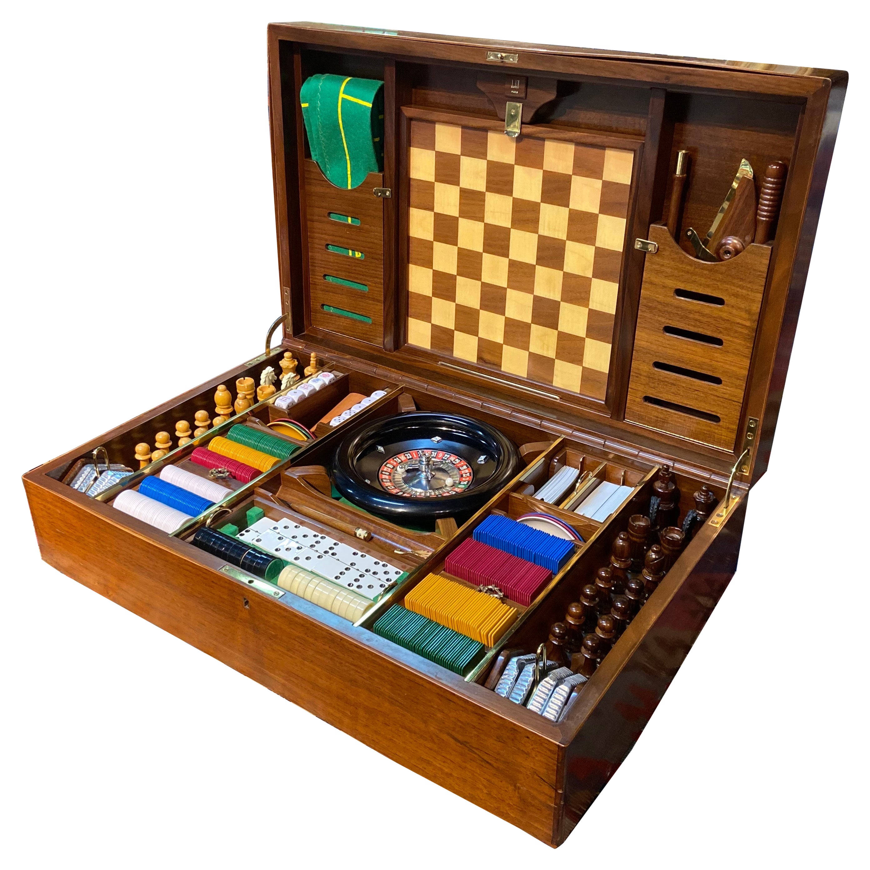 Box 桌布 壁紙 — 一個拋光木製遊戲盒打開，露出國際象棋套裝、輪盤、骨牌和色彩繽紛的撲克籌碼，整齊地排列在隔間中。