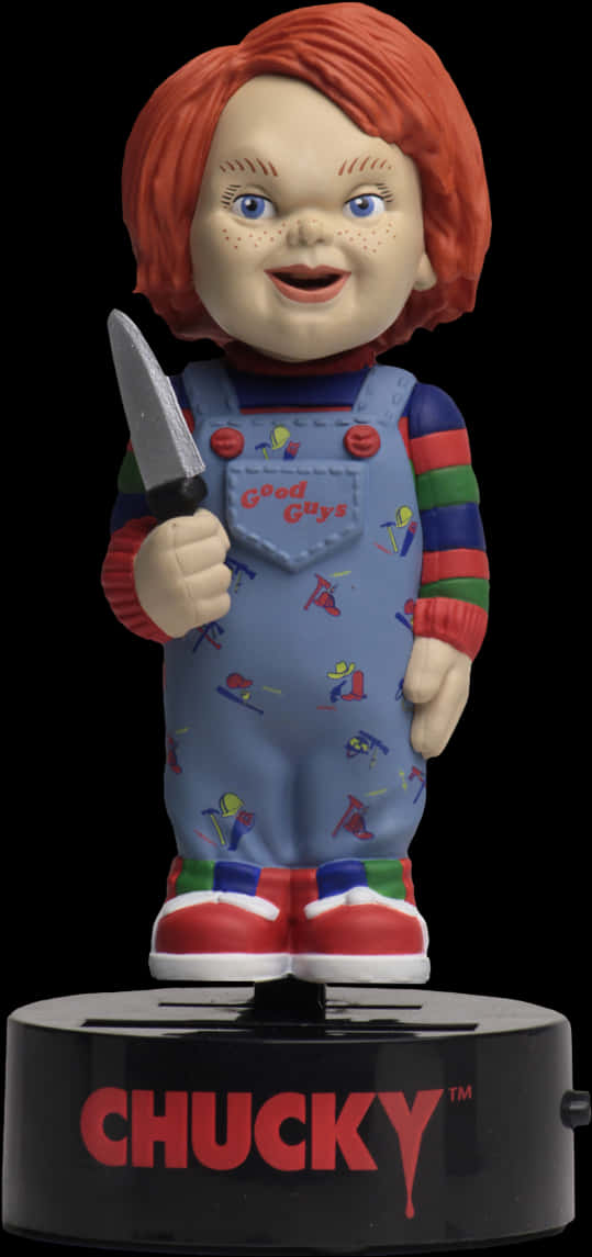 Toy 桌布 壁紙 — 一個拿著刀的Chucky搖頭公仔站在一個黑色底座上，底座上他的名字是紅色的。