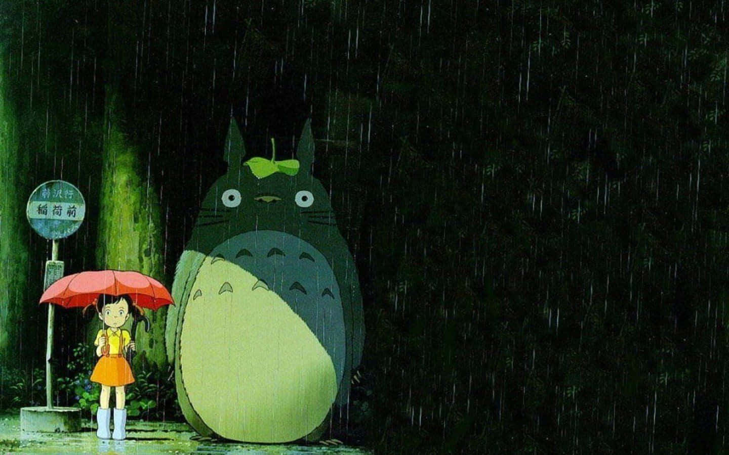 龍貓 桌布 壁紙 — 一個拿著紅色雨傘的小女孩在夜晚的雨中森林裡站在一隻巨大的綠色龍貓旁邊。