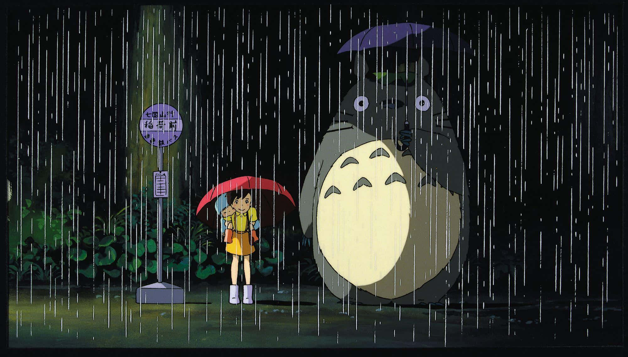Raining 桌布 壁紙 — 一個拿著紅色雨傘的小女孩站在一個發光眼睛的巨型龍貓旁邊，在夜晚的大雨中。