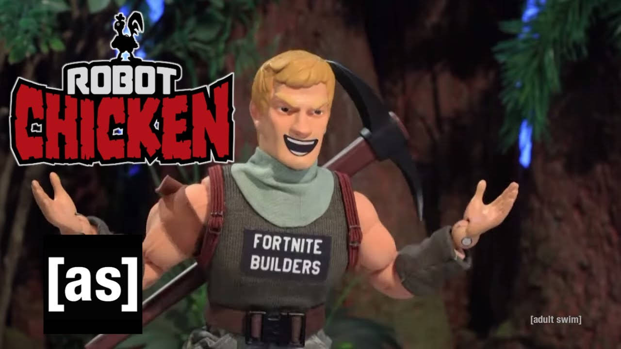 Fortnite 桌布 壁紙 — 一個拿著鎬的Fortnite Builder可動人偶站在Robot Chicken標誌下的叢林環境中。