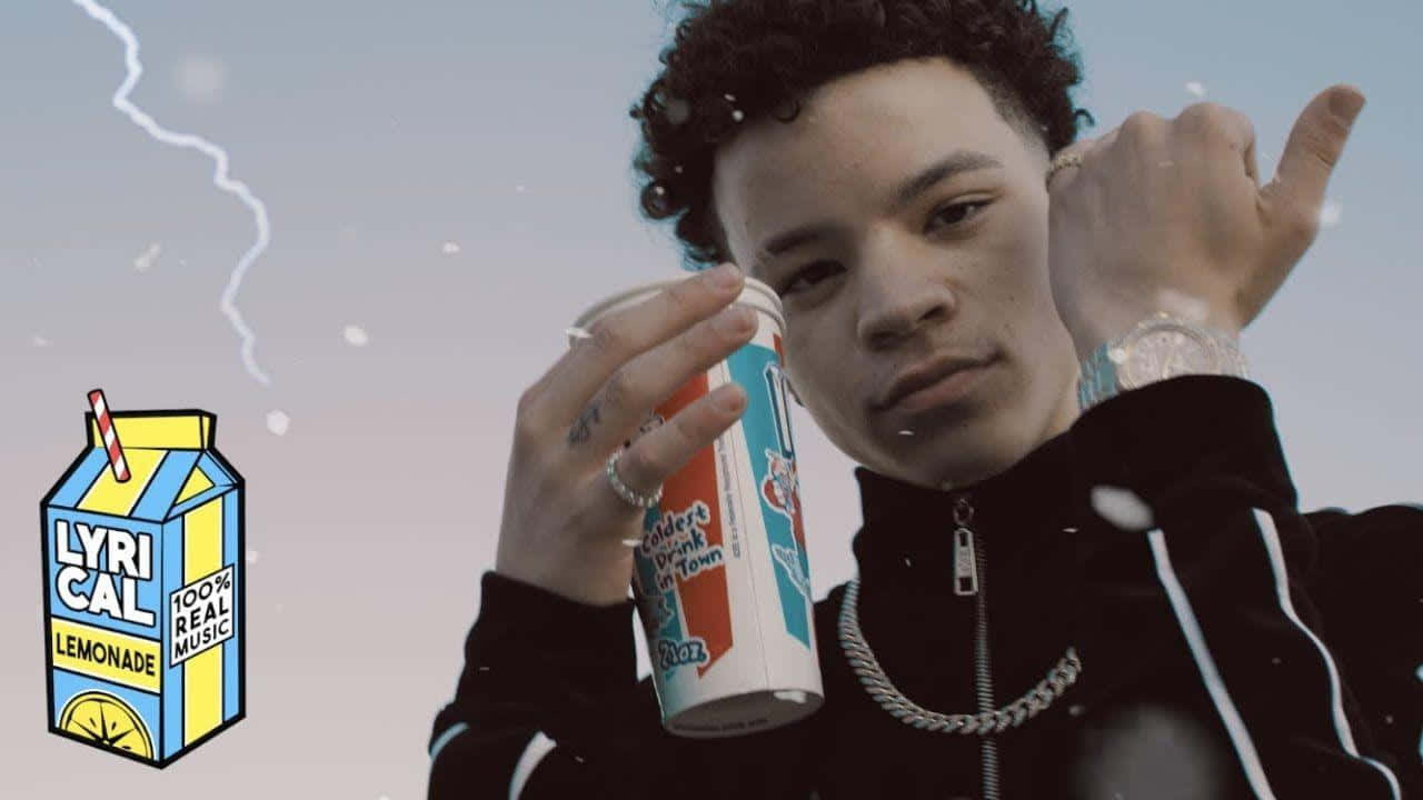 Lil Mosey 桌布 壁紙 — 一個捲髮年輕男子拿著品牌飲料罐，在帶有閃電的風格化天空前做出和平手勢。