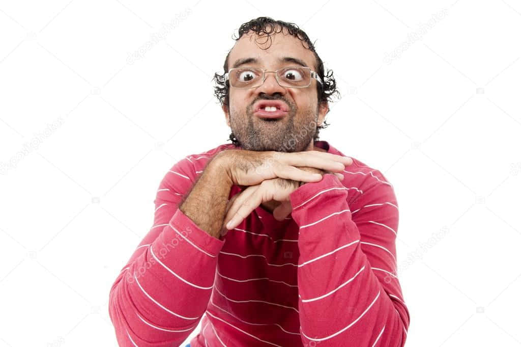 meme 桌布 壁紙 — 一個捲髮戴眼鏡的男人在純白背景前做出滑稽的驚訝表情。