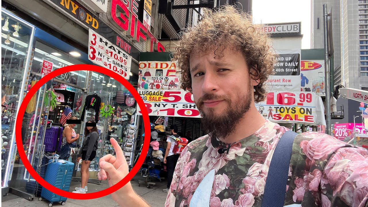 女孩 桌布 壁紙 — 一個捲髮男人指著兩個在繁忙城市街道上瀏覽紀念品店的女士，街道上充滿了色彩繽紛的招牌和行李。