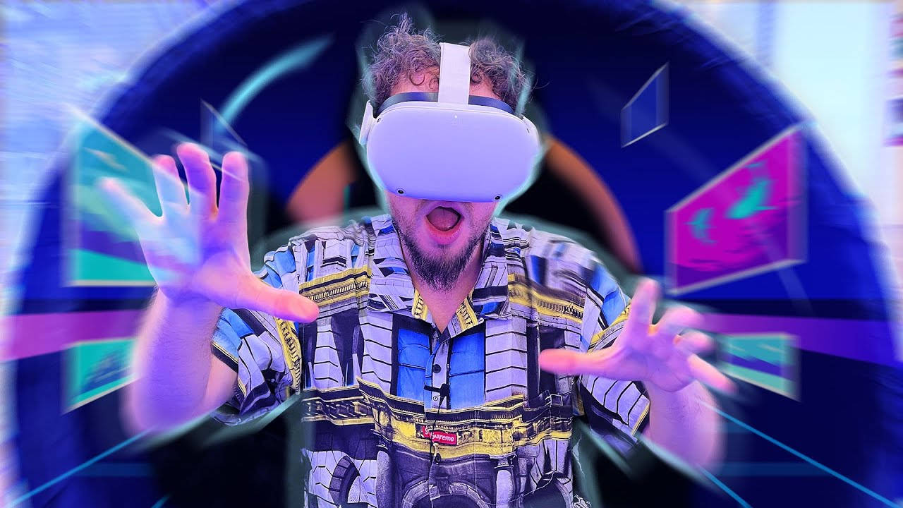 霓虹美學 桌布 壁紙 — 一個捲髮男子戴著VR頭戴式裝置，在霓虹隧道中，發光的數位面板在他周圍旋轉，他敬畏地伸出雙手。