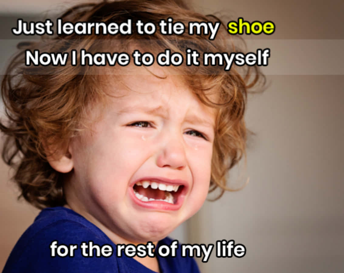 Memes Pics Funny 桌布 壁紙 — 一個捲髮的小孩在室內穿著藍色襯衫，戲劇性地哭泣。