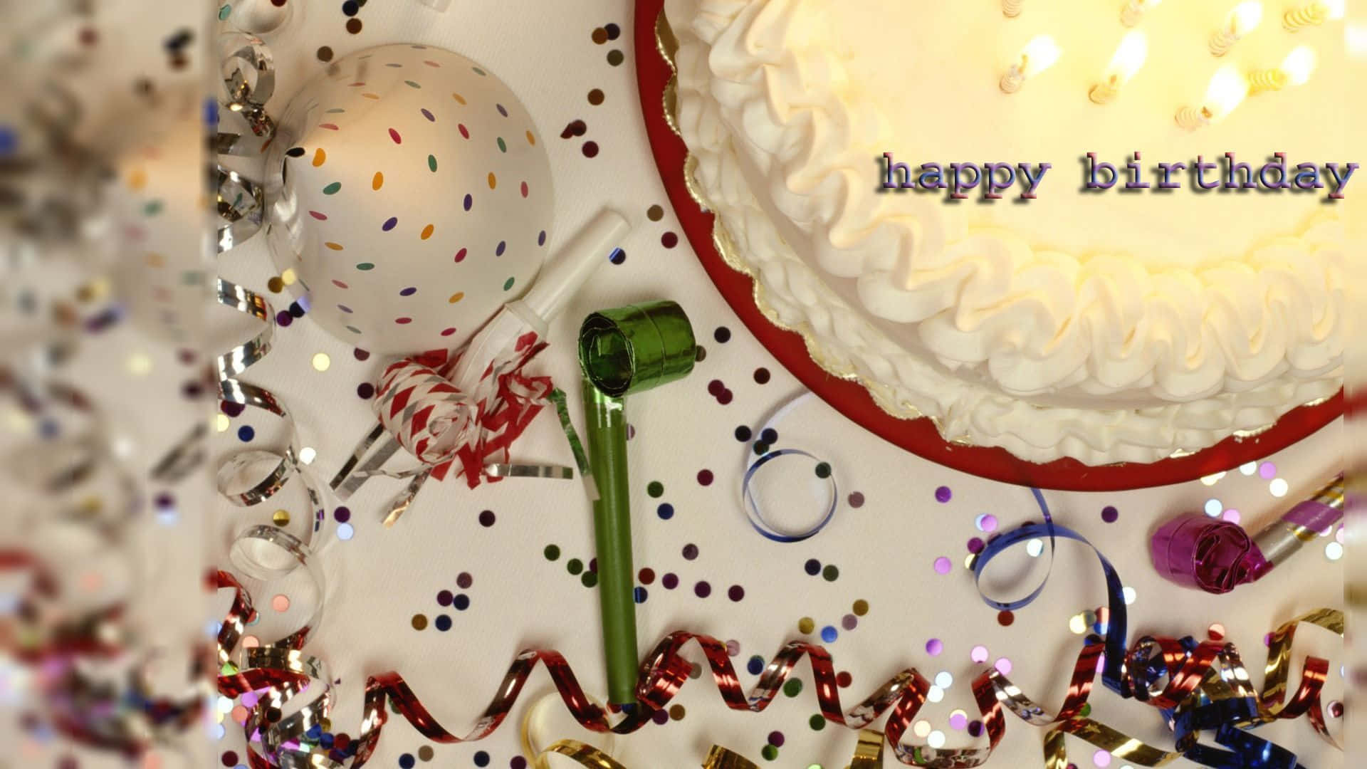 生日快樂 桌布 壁紙 — 一個插著點燃蠟燭的生日蛋糕，周圍環繞著五彩紙屑綵帶和派對吹卷，擺放在節日餐桌上。