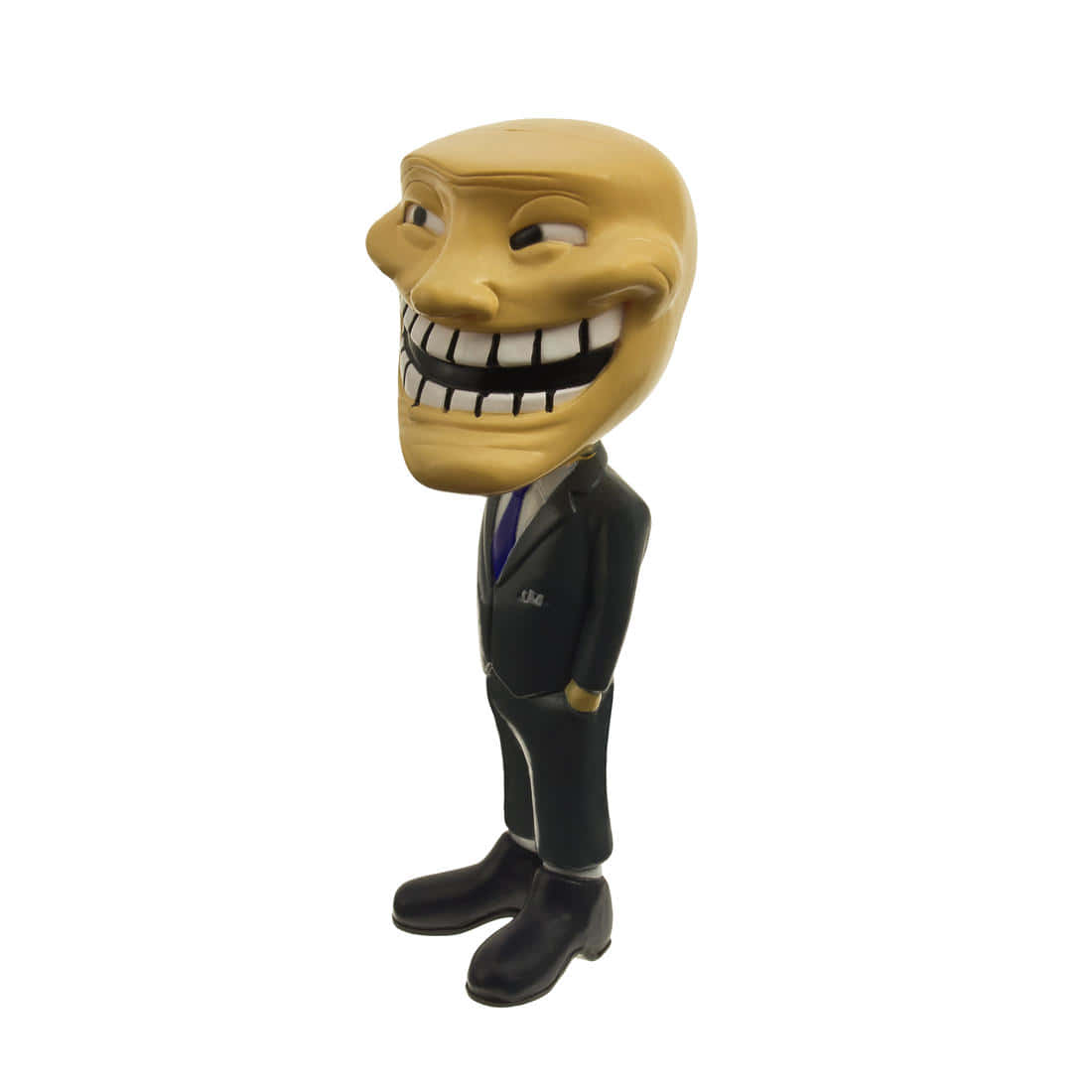 Troll 桌布 壁紙 — 一個搖頭公仔，一個男人穿著西裝打領帶，露出寬闊的牙齒笑容，背景是純白色。