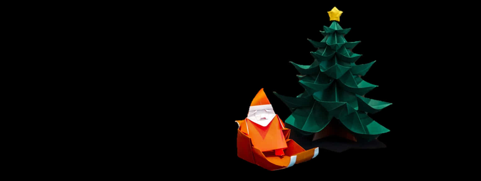Minimalist Christmas Desktop 桌布 壁紙 — 一個摺紙聖誕老人坐在一棵頂端有黃色星星的綠色摺紙聖誕樹旁邊，背景為黑色。