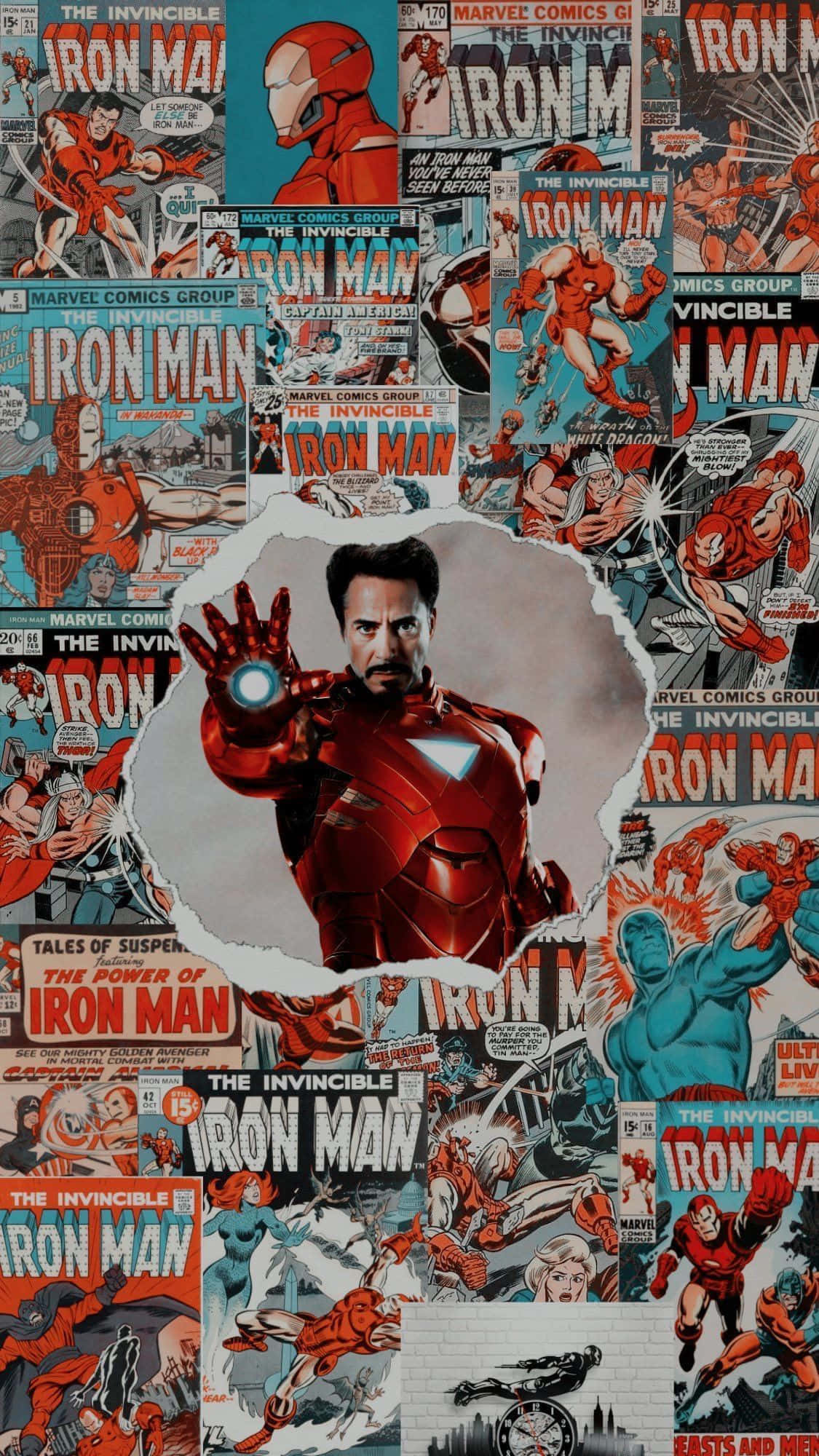 Iron Man Comics 桌布 壁紙 — 一個撕裂的洞口揭示了東尼·史塔克穿著他的紅色鋼鐵人戰衣，背景是復古漫畫封面的拼貼畫。