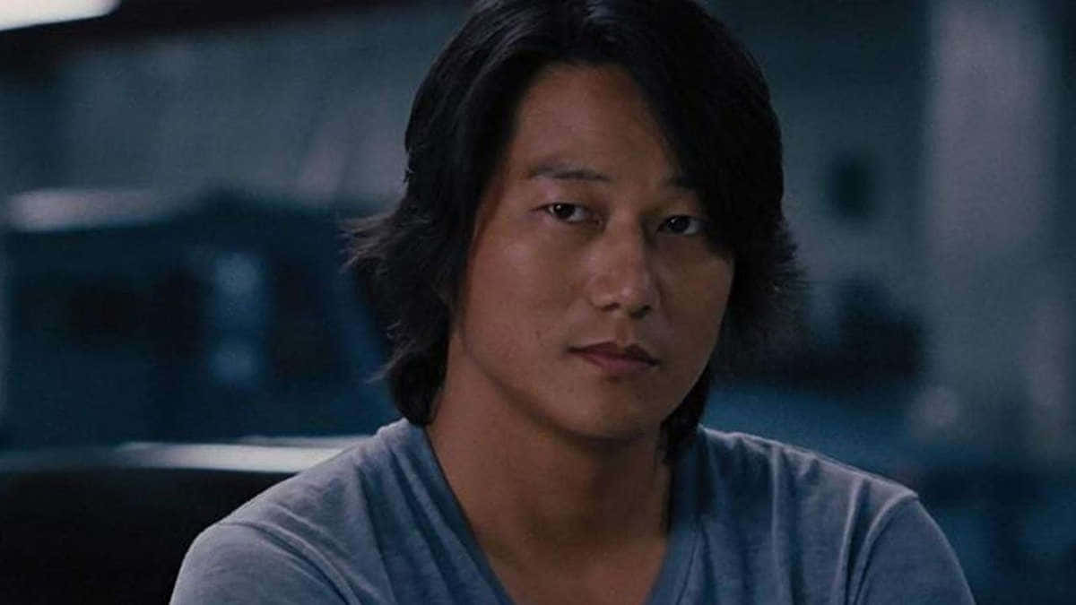 Fast And Furious 桌布 壁紙 — 一個擁有及肩深色頭髮的男人在昏暗的藍色房間裡凝視著。