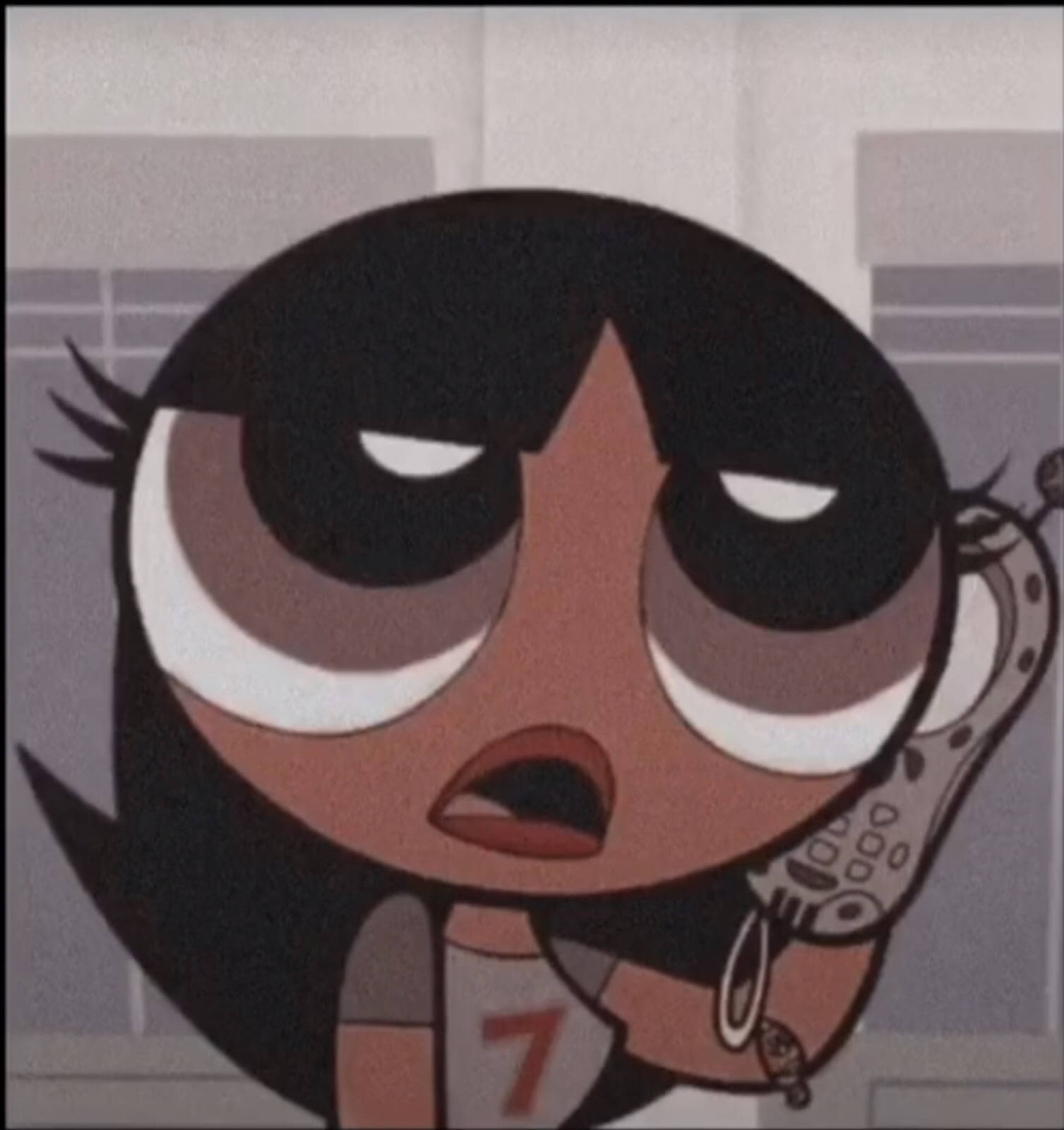 powerpuff girls baddie 桌布 壁紙 — 一個擁有大眼睛和黑髮的動漫女孩，拿著手機時顯得震驚。