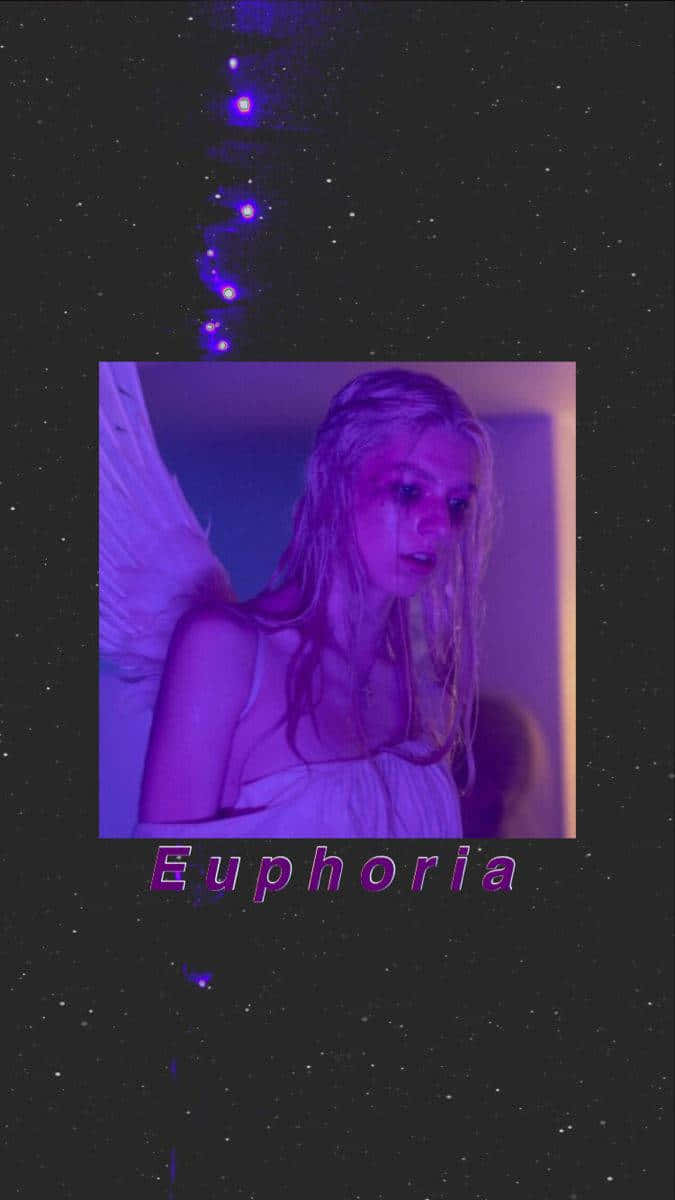 Euphoria Hbo iPhone 桌布 壁紙 — 一個擁有天使翅膀的人沐浴在紫色光芒中，背景是星空宇宙，並帶有Euphoria字樣。