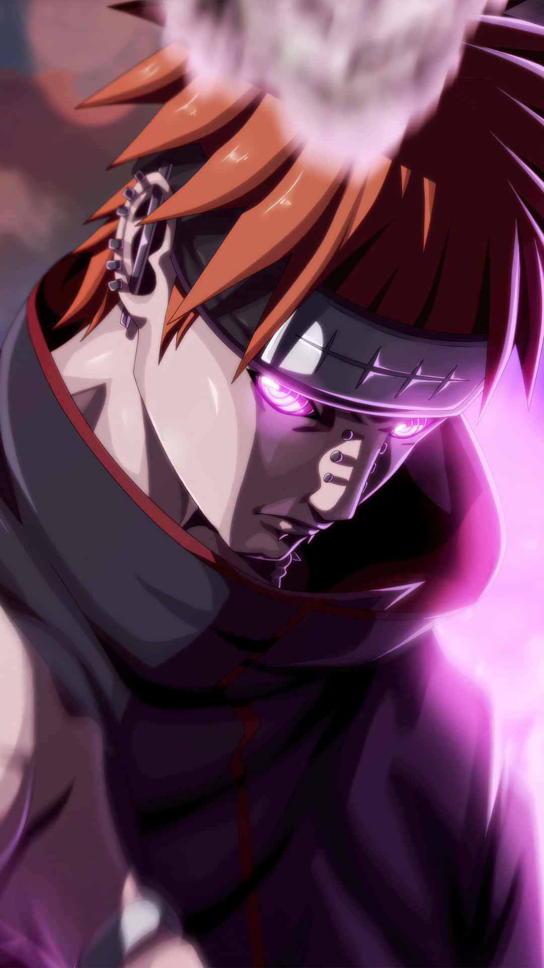 Akatsuki Poster 桌布 壁紙 — 一個擁有尖刺橙色頭髮和發光紫色眼睛的動漫角色，在煙霧繚繞的紫色背景下強烈凝視。