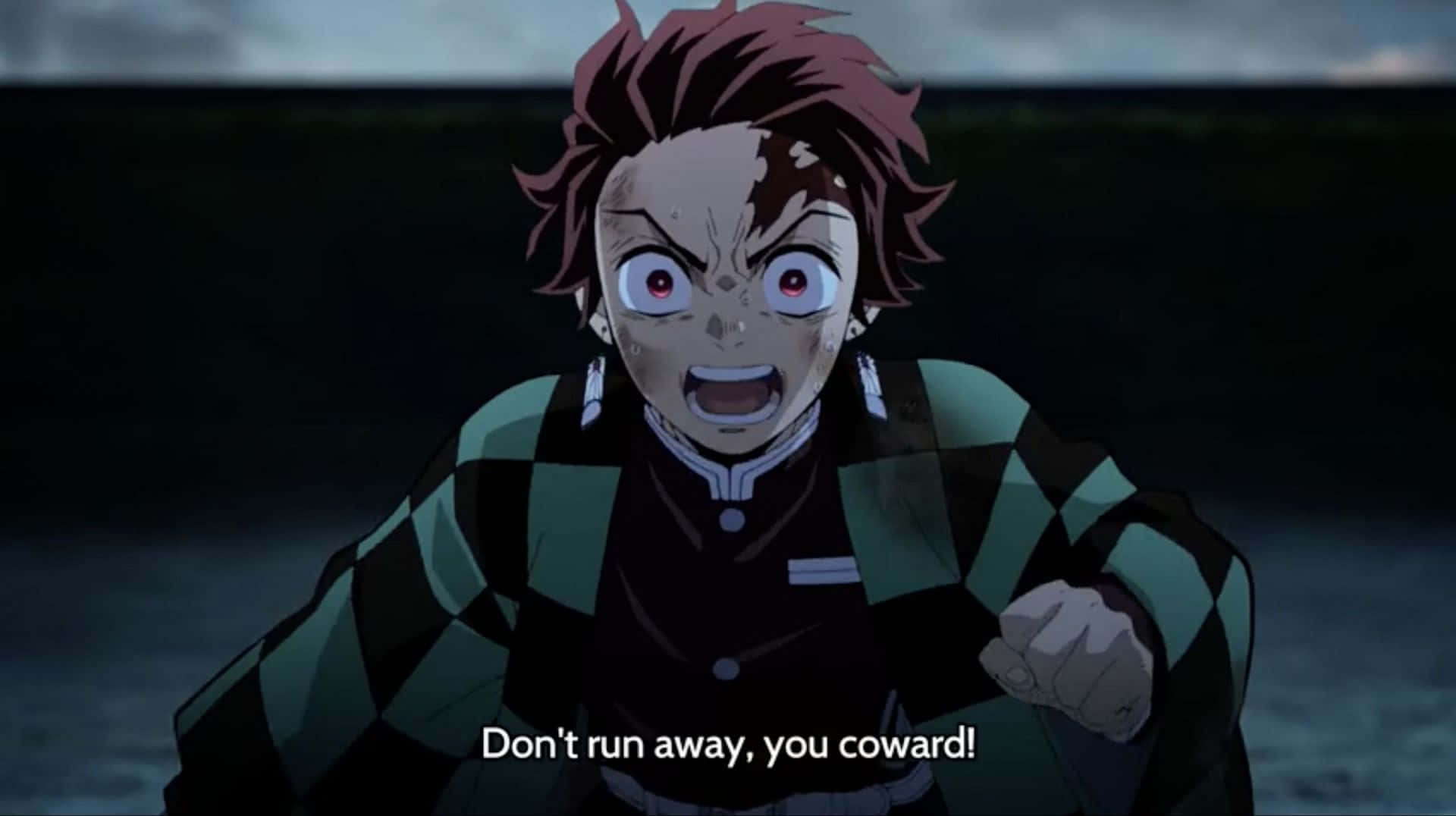 Demon Slayer Fight 桌布 壁紙 — 一個擁有尖刺紅髮和綠色黑色格紋服裝的動漫角色，在陰暗的背景下挑釁地大喊。