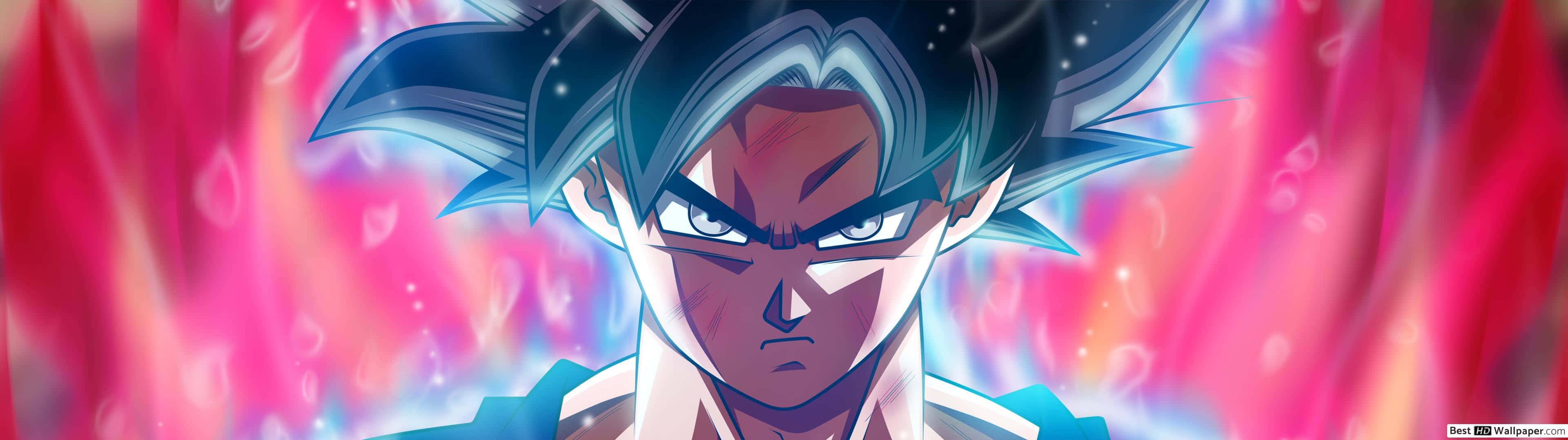 3840 X 1080 Anime HD 桌布 壁紙 — 一個擁有尖刺藍色頭髮和發光眼睛的兇猛動漫戰士，在充滿活力的粉紅色和藍色能量光環中強烈凝視。