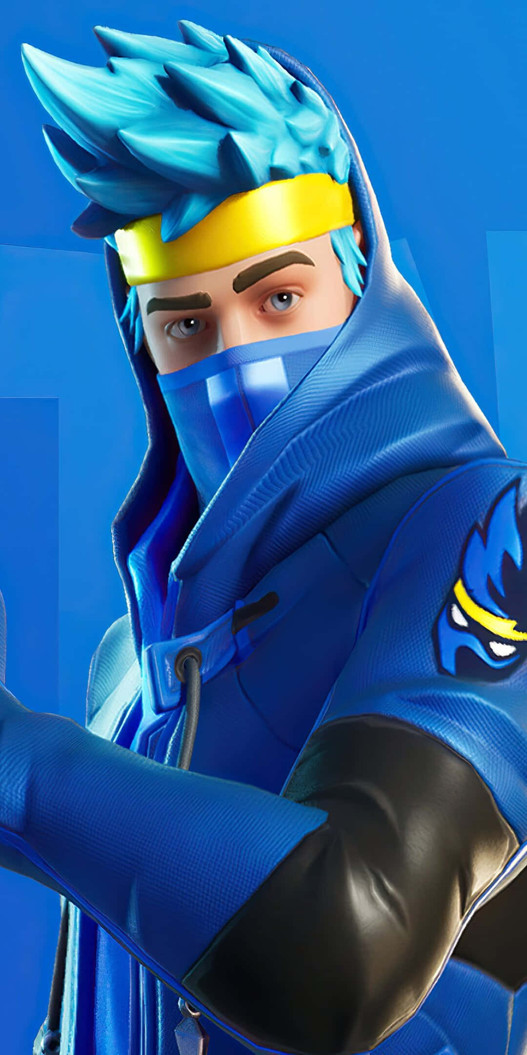 電玩遊戲 桌布 壁紙 — 一個擁有尖刺藍色頭髮和藍色連帽服裝的 Fortnite 角色，在純藍色背景前擺姿勢。