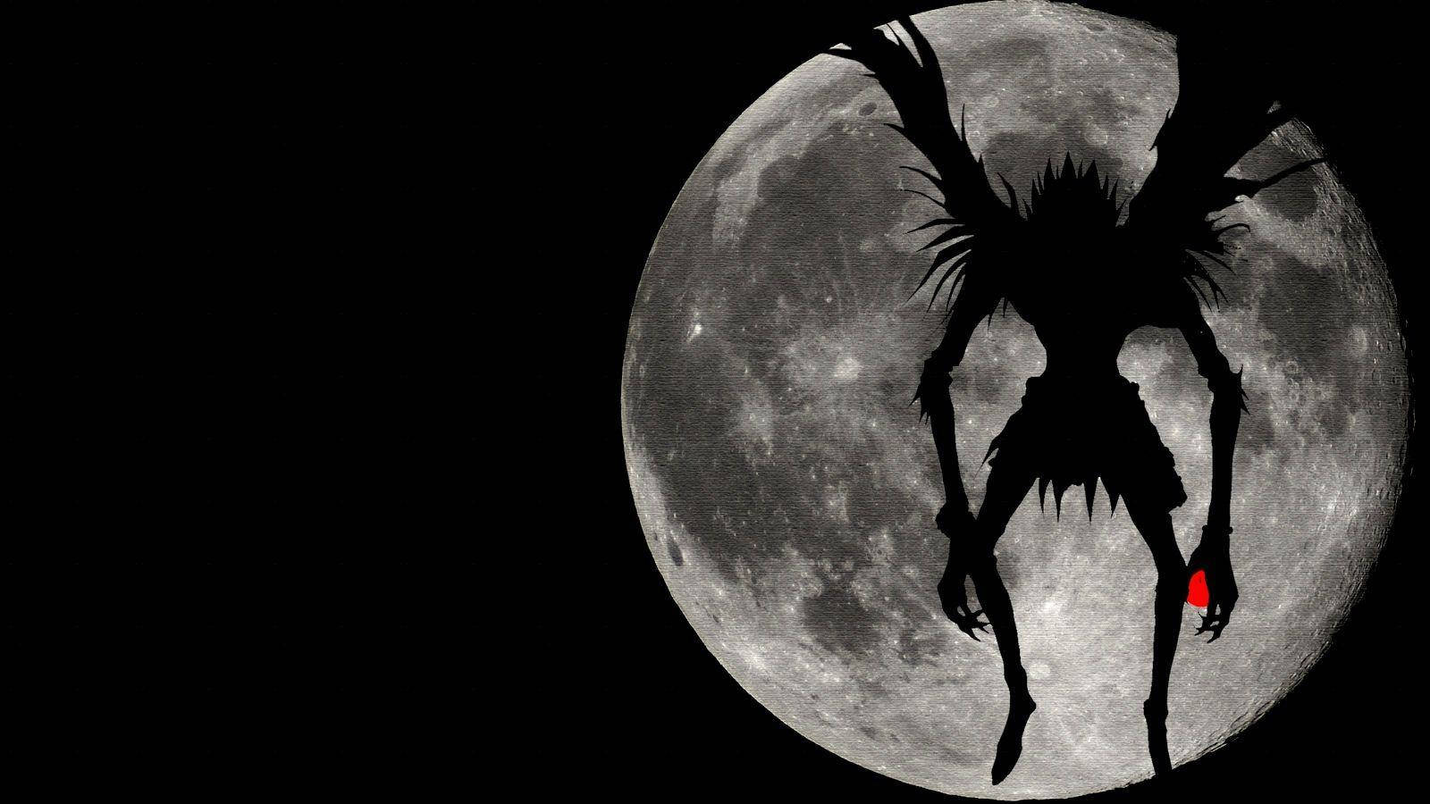 Ryuk 桌布 壁紙 — 一個擁有尖刺頭髮和翅膀的動漫角色剪影，站在一個細節豐富的滿月前，背景是黑色虛空。
