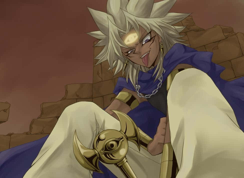 Marik Ishtar 桌布 壁紙 — 一個擁有尖刺頭髮和金色眼睛標誌的動漫角色，在昏暗的天空下坐在石頭廢墟上揮舞著法杖。