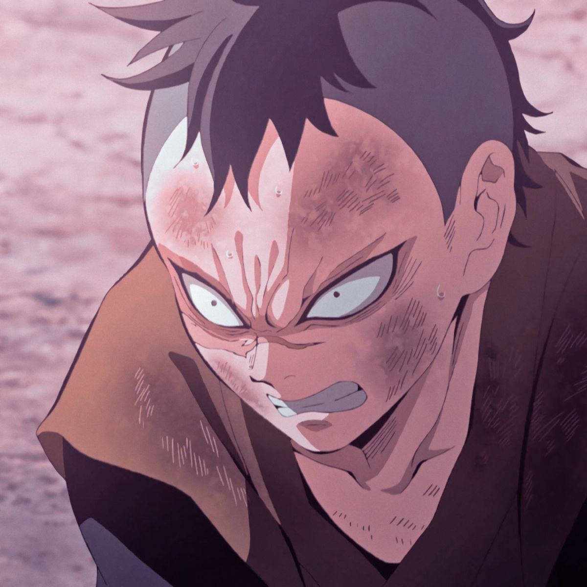 genya 桌布 壁紙 — 一個擁有尖刺頭髮和銳利眼神的動漫角色，在柔和的粉紅色背景下兇狠地凝視著。