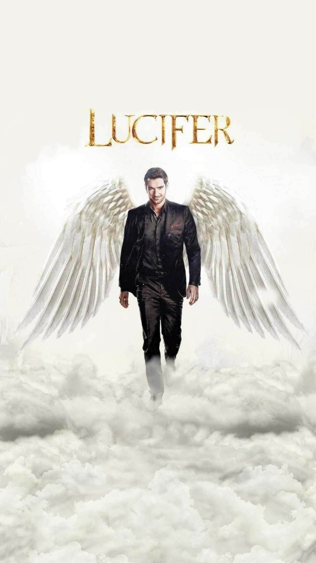 Lucifer Wings 桌布 壁紙 — 一個擁有巨大白色天使翅膀的男人自信地穿過雲層，標題為路西法。