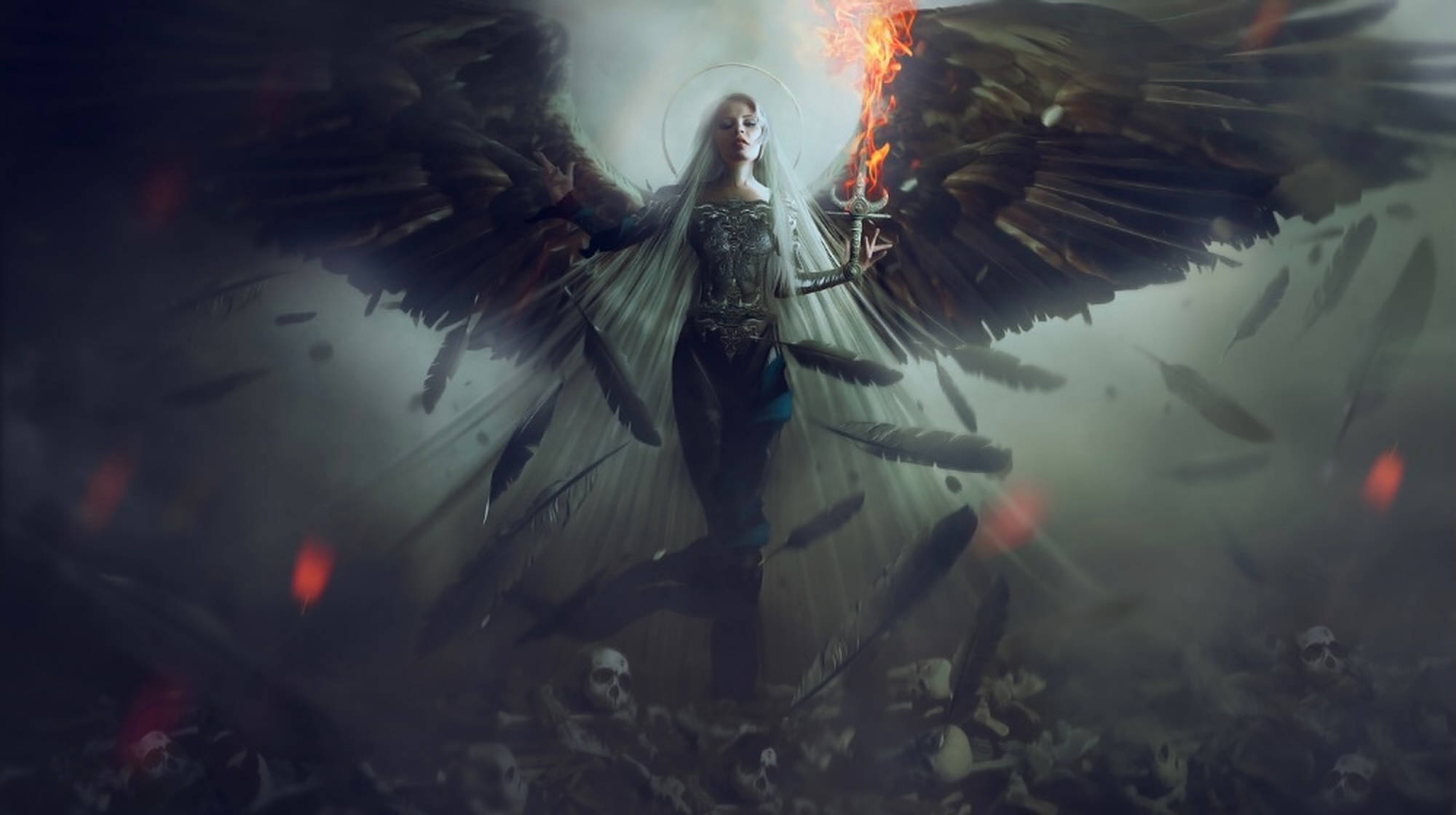 Dark Angel 桌布 壁紙 — 一個擁有巨大羽毛翅膀的黑暗天使，在煙霧瀰漫、陰沉的場景中，手持燃燒的火炬，高舉在頭骨和飄落的羽毛之上。