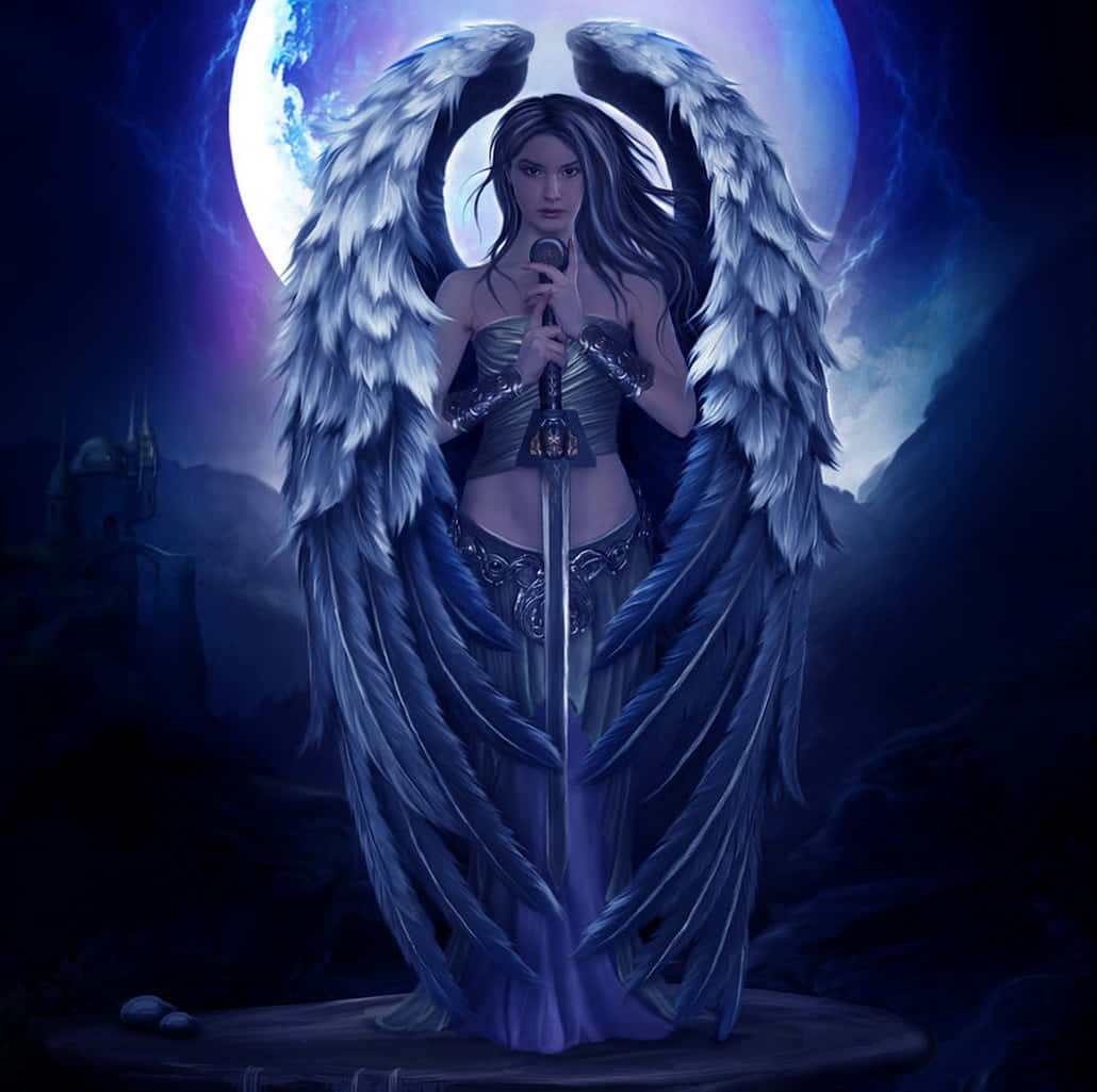 Angel Wings 桌布 壁紙 — 一個擁有巨大羽毛翅膀的黑暗天使，在神秘暮色景觀中，於發光的月亮下持劍佇立。