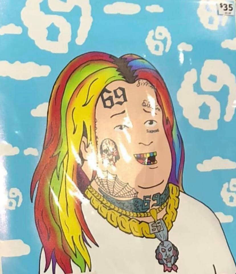 Bobby Hill 桌布 壁紙 — 一個擁有彩虹頭髮和紋身的卡通角色，在帶有雲朵圖案的藍天下戴著金鏈。