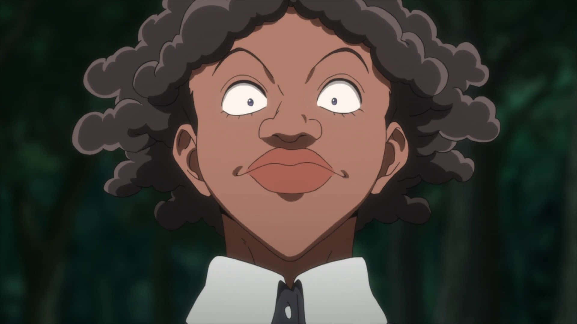 The Promised Neverland Krone 桌布 壁紙 — 一個擁有捲曲頭髮和大眼睛的動漫角色，在黑暗森林背景下震驚地凝視。