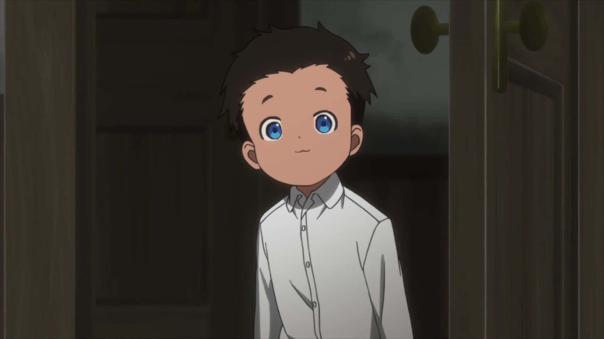 The Promised Neverland Phil 桌布 壁紙 — 一個擁有明亮藍色眼睛和深色頭髮的年輕動漫男孩，穿著白色襯衫站在昏暗的門口。