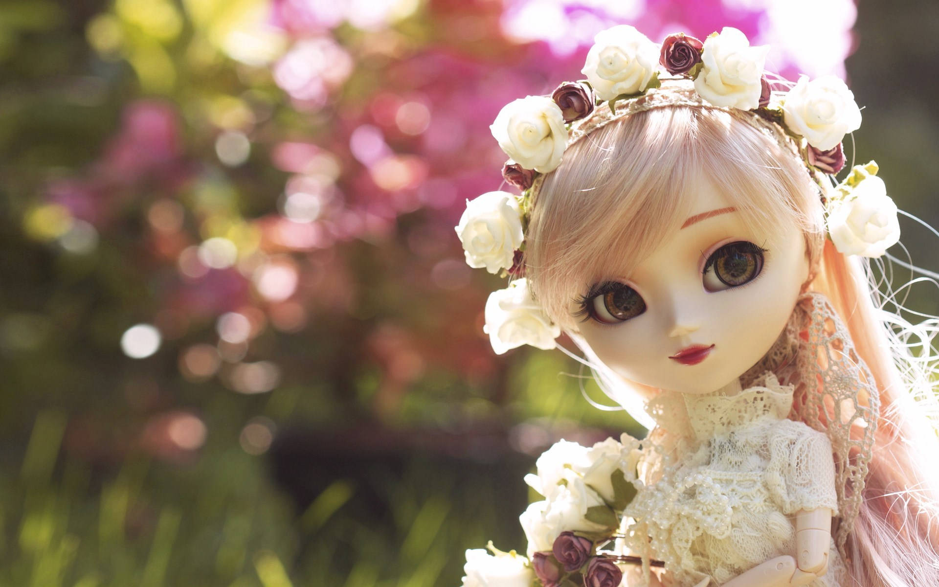 Doll 桌布 壁紙 — 一個擁有棕色大眼和花冠的娃娃，站在柔和陽光下，背景是模糊的花園。