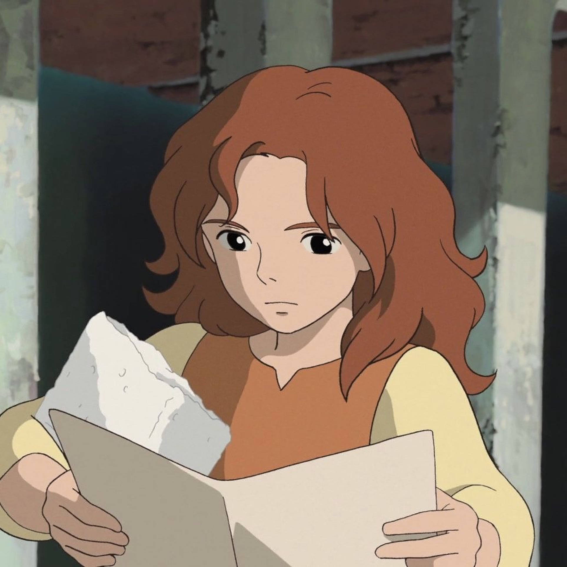 Arrietty 桌布 壁紙 — 一個擁有波浪棕色頭髮的年輕女孩在一個光線昏暗、磚牆和剝落油漆的小巷裡看書。