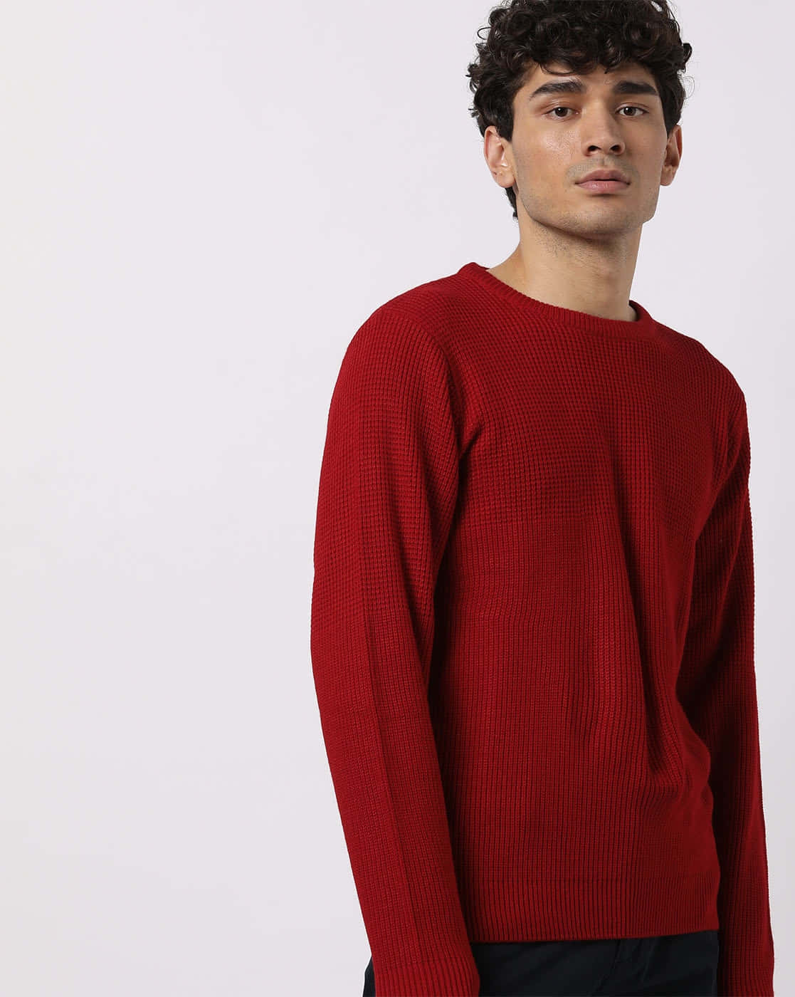 Red Sweater 桌布 壁紙 — 一個擁有深色捲髮的男人，在純白色背景前穿著一件有紋理的紅色毛衣。