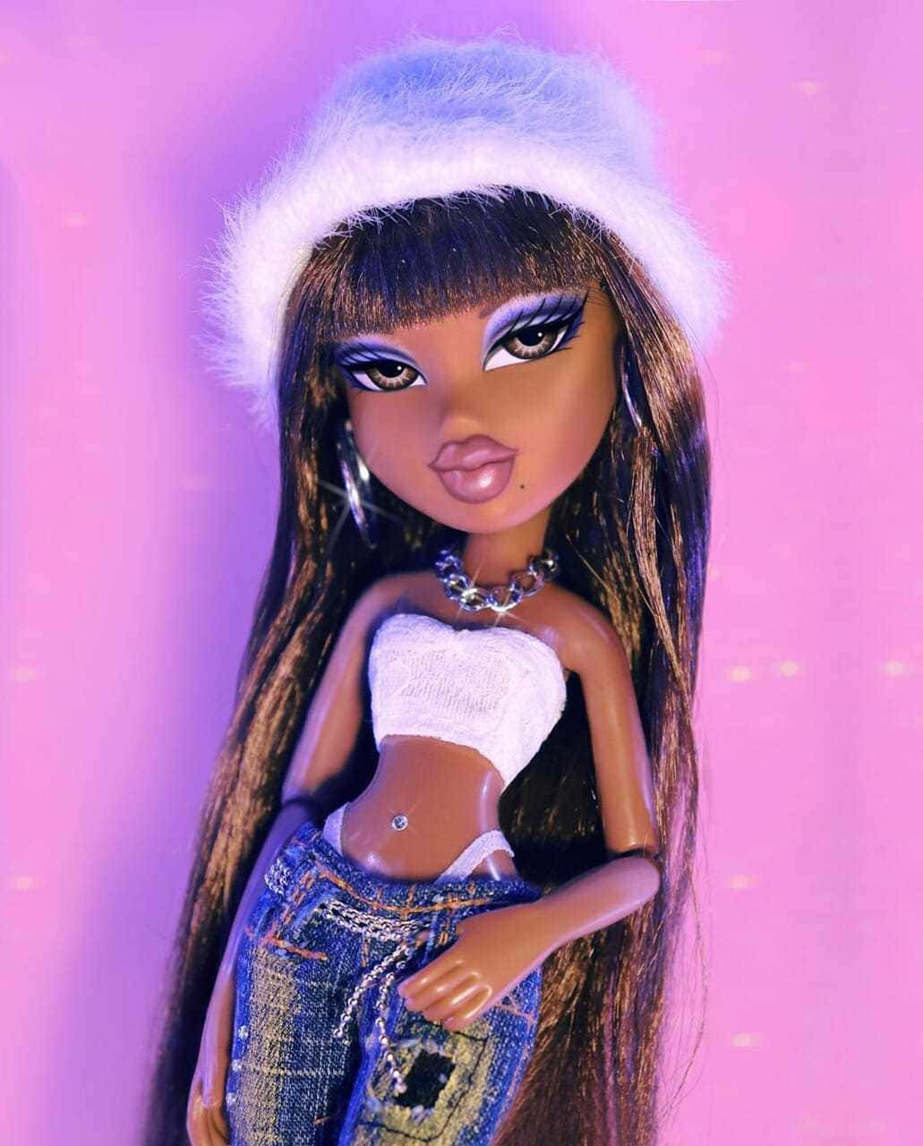 桌布 壁紙 — 一個擁有深色長髮和白色絨毛帽的 Bratz 公仔，在發光的粉紅色背景前擺姿勢。