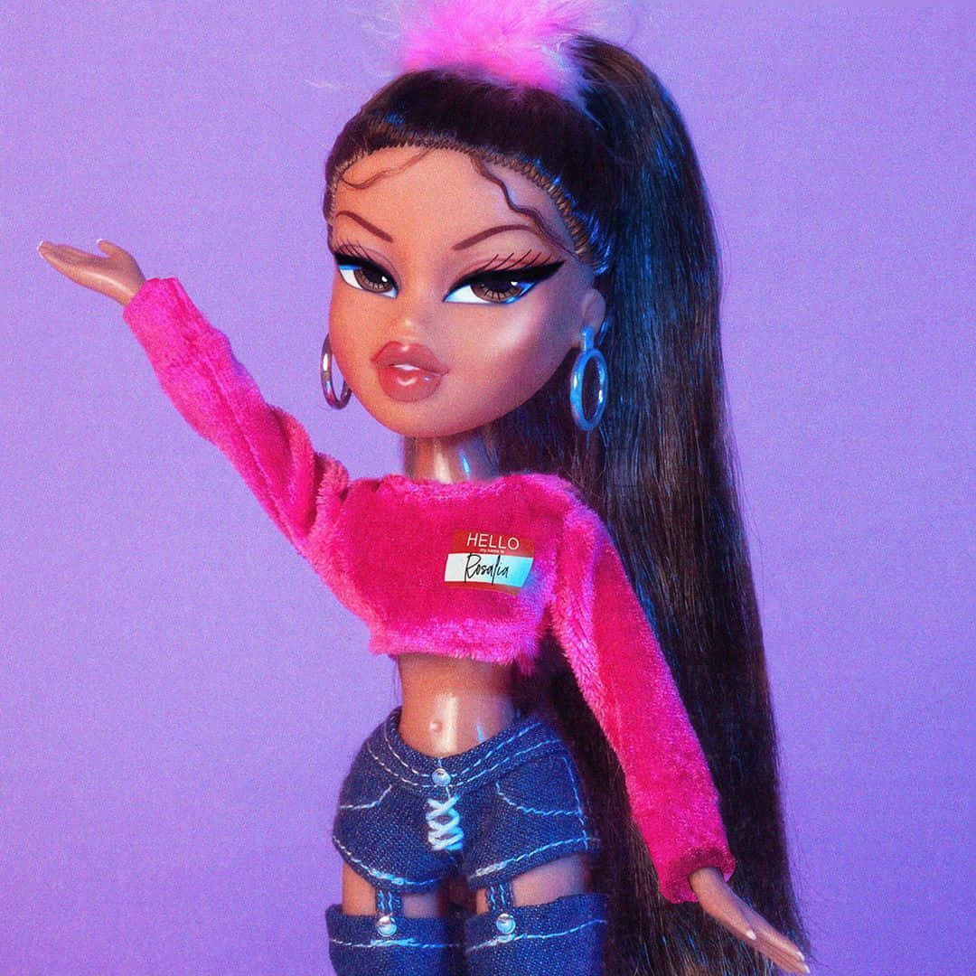 Bratz 桌布 壁紙 — 一個擁有深色長髮和粉紅色羽毛馬尾辮的 Bratz 娃娃，穿著亮粉紅色絨毛上衣和牛仔短褲，在紫色背景前擺姿勢。