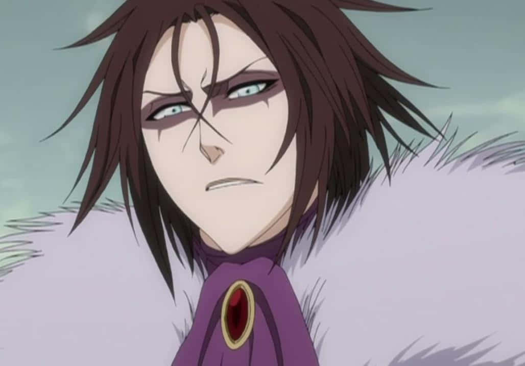 Bleach Muramasa 桌布 壁紙 — 一個擁有深色頭髮和強烈藍色眼睛的動漫角色，穿著帶有紅色寶石和白色毛領的紫色長袍。