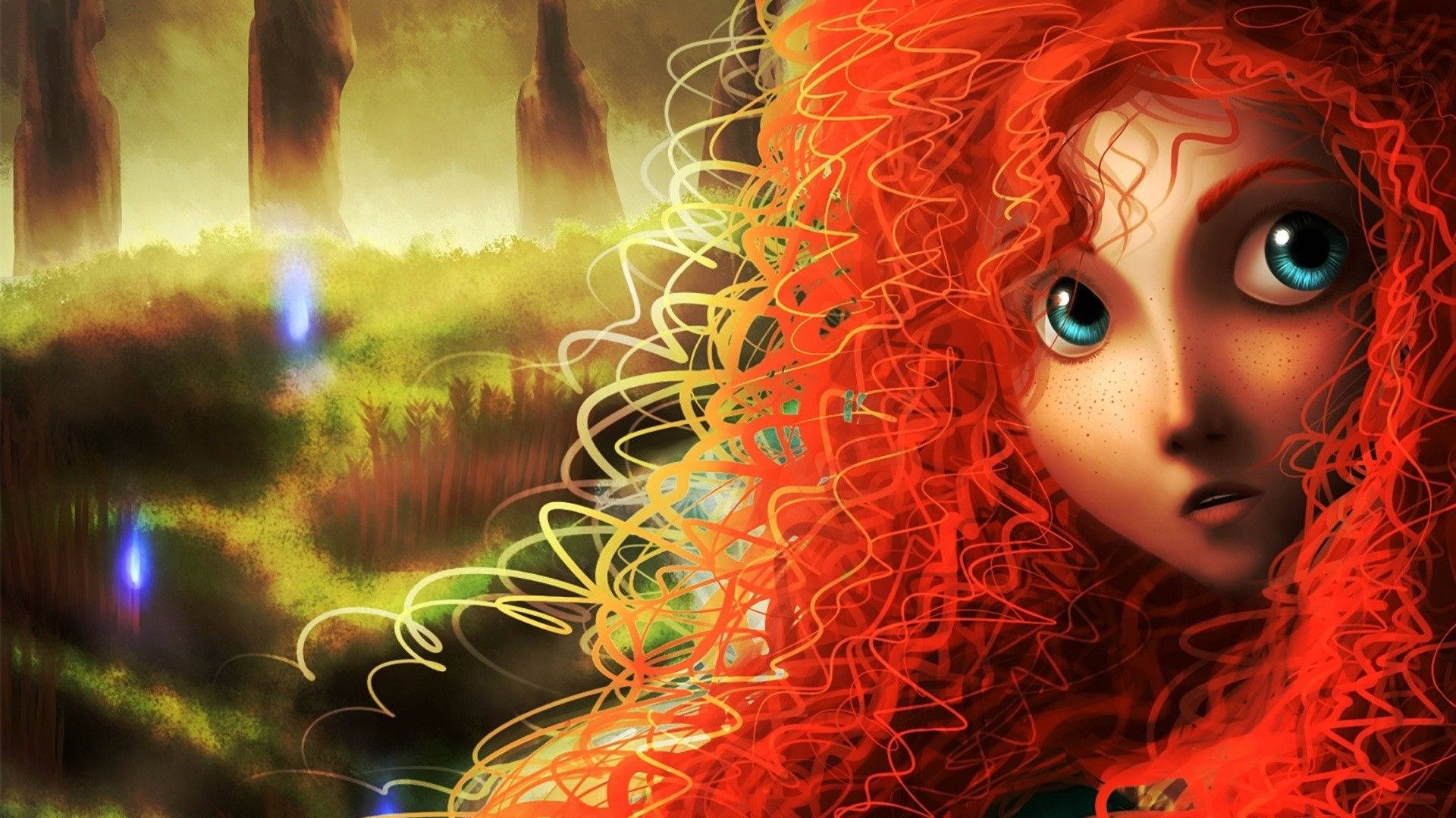 Merida 桌布 壁紙 — 一個擁有火紅捲髮和發光藍眼睛的女孩，在神秘森林背景中，藍光閃爍，凝視前方。
