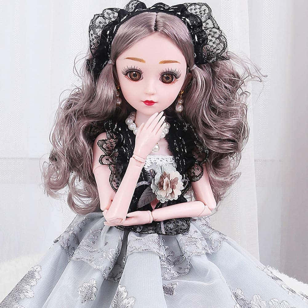 toys 桌布 壁紙 — 一個擁有灰色長髮和黑色蕾絲頭帶的洋娃娃，穿著帶有珍珠裝飾的灰色分層連衣裙，在柔軟的白色窗簾背景下優雅地擺姿勢。