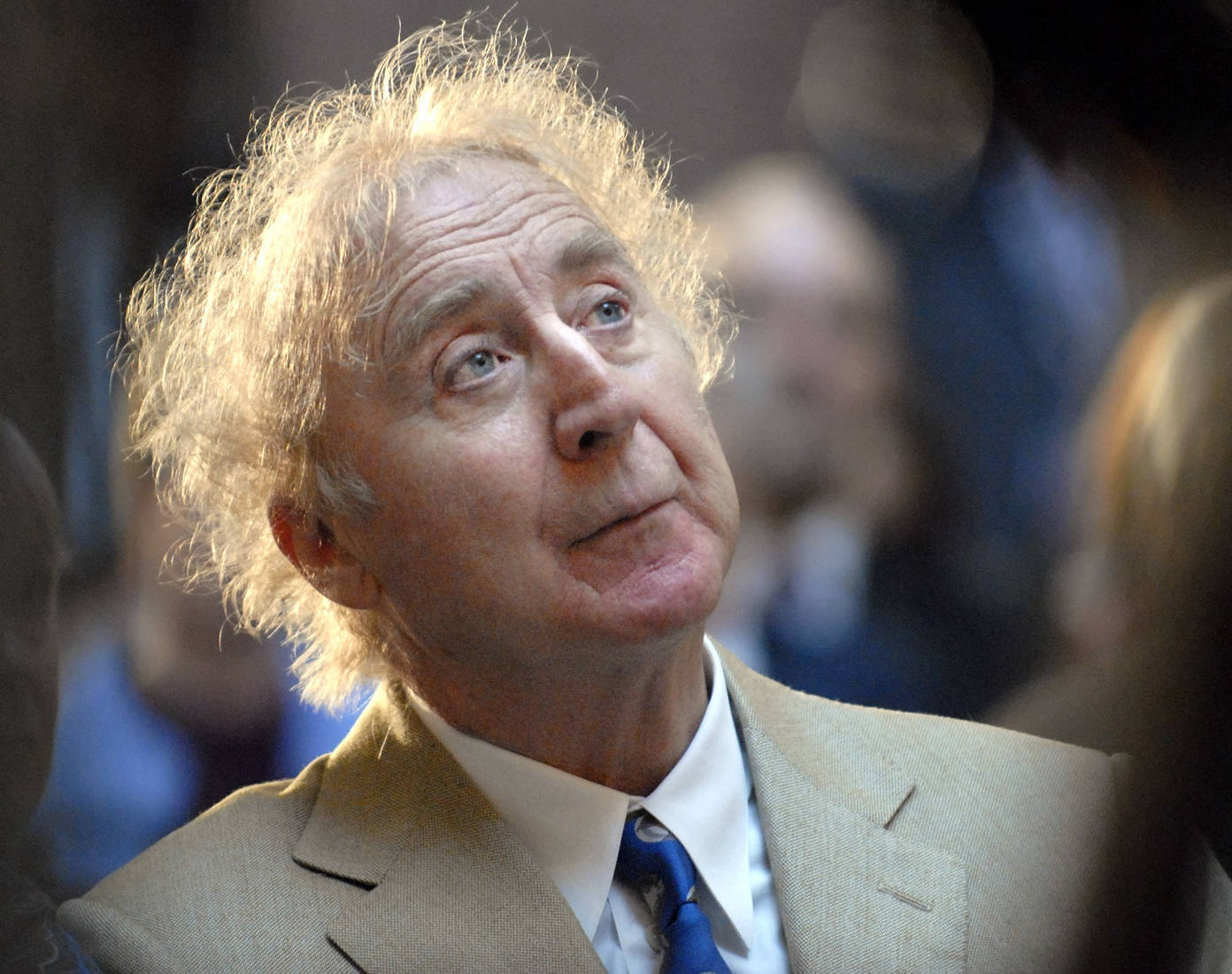 Celebrity 桌布 壁紙 — 一個擁有狂野白髮和藍眼睛的男人在人群中向上看的特寫照片。